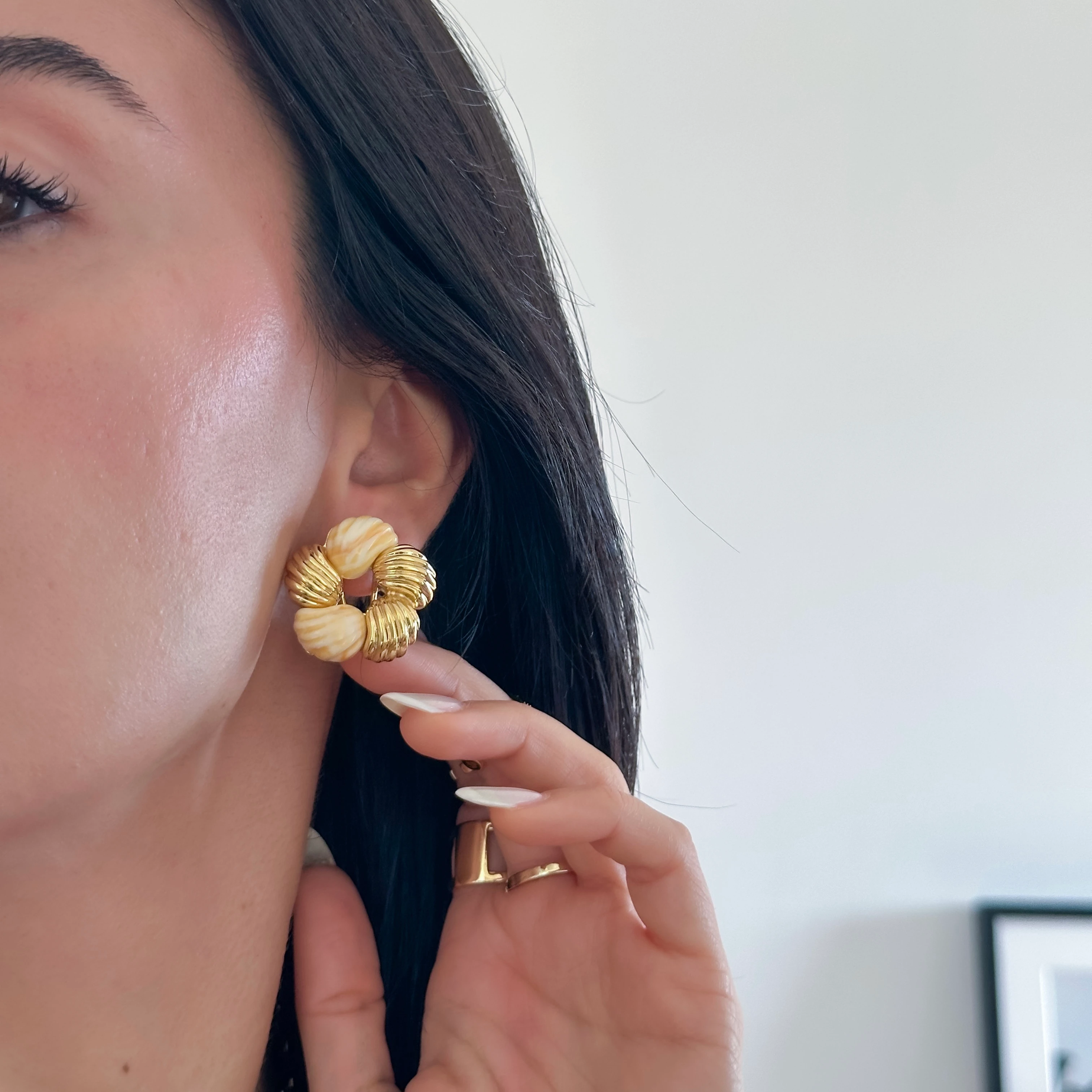 Krem Gold Çiçek Küpe 