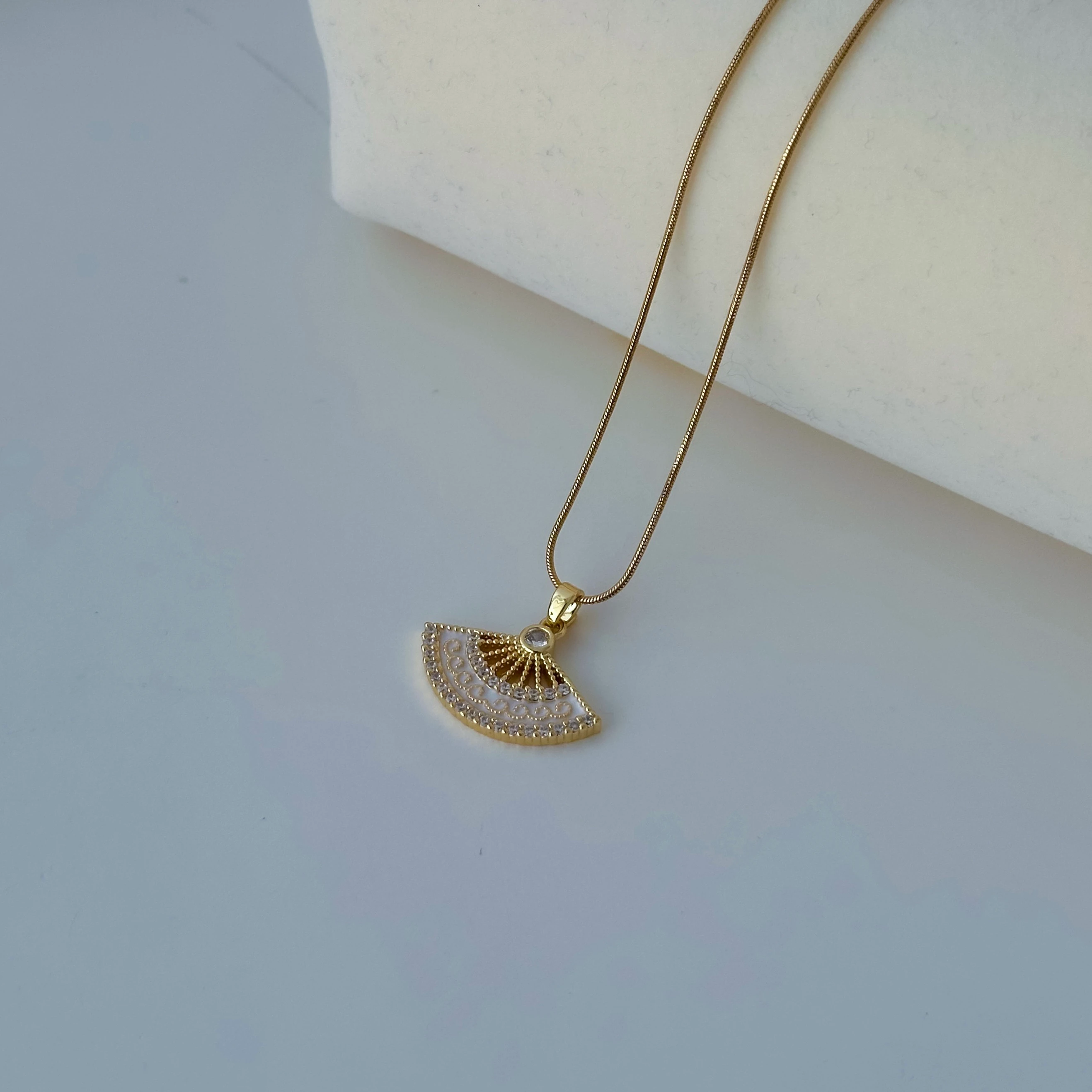 Beyaz Japon Yelpazesi Çelik Kolye