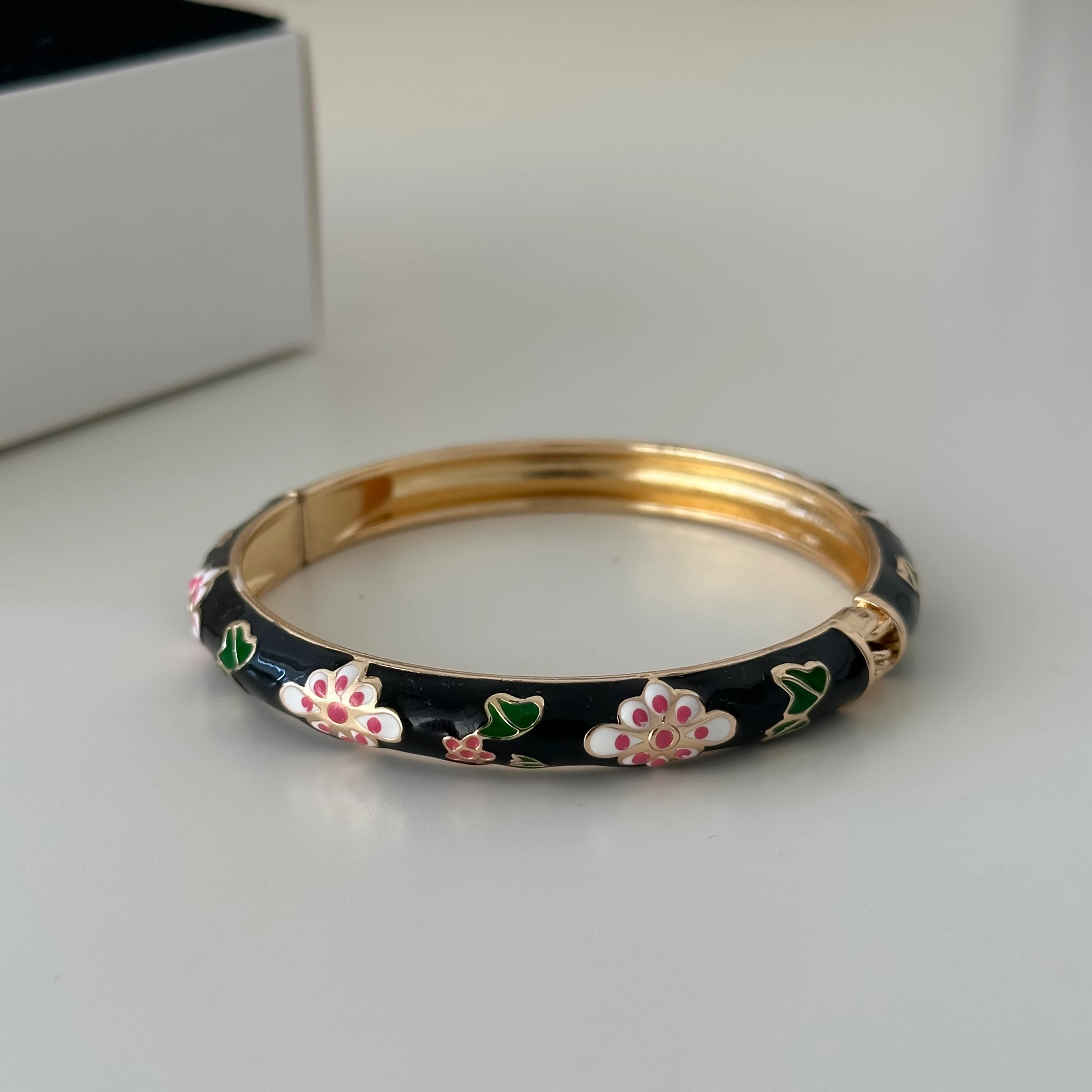 Siyah Çiçek Desenli Kelepçe Bileklik