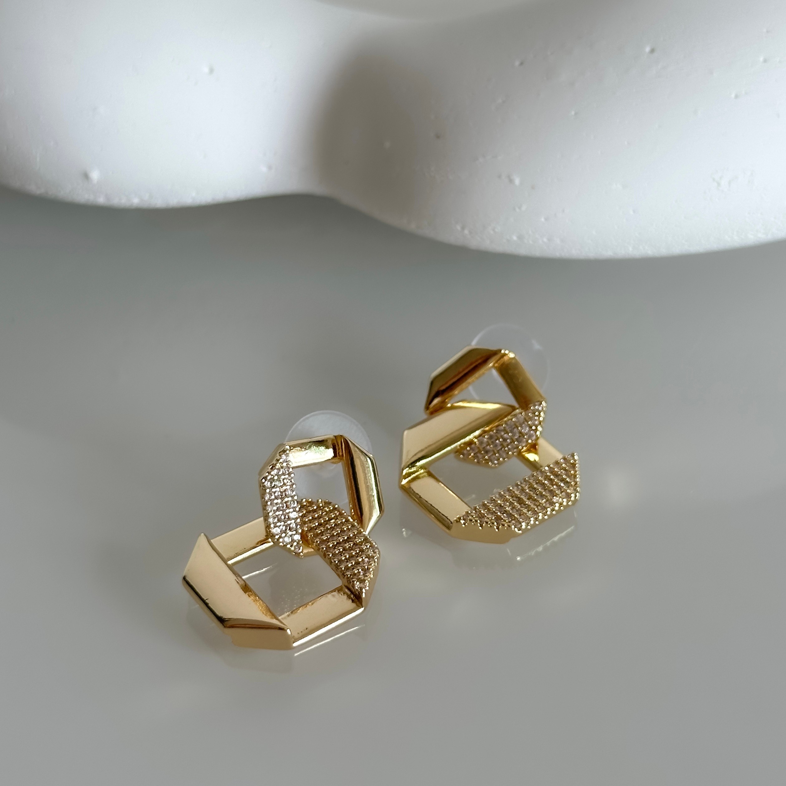Zincir Desen Zirkon Taşlı Gold Küpe