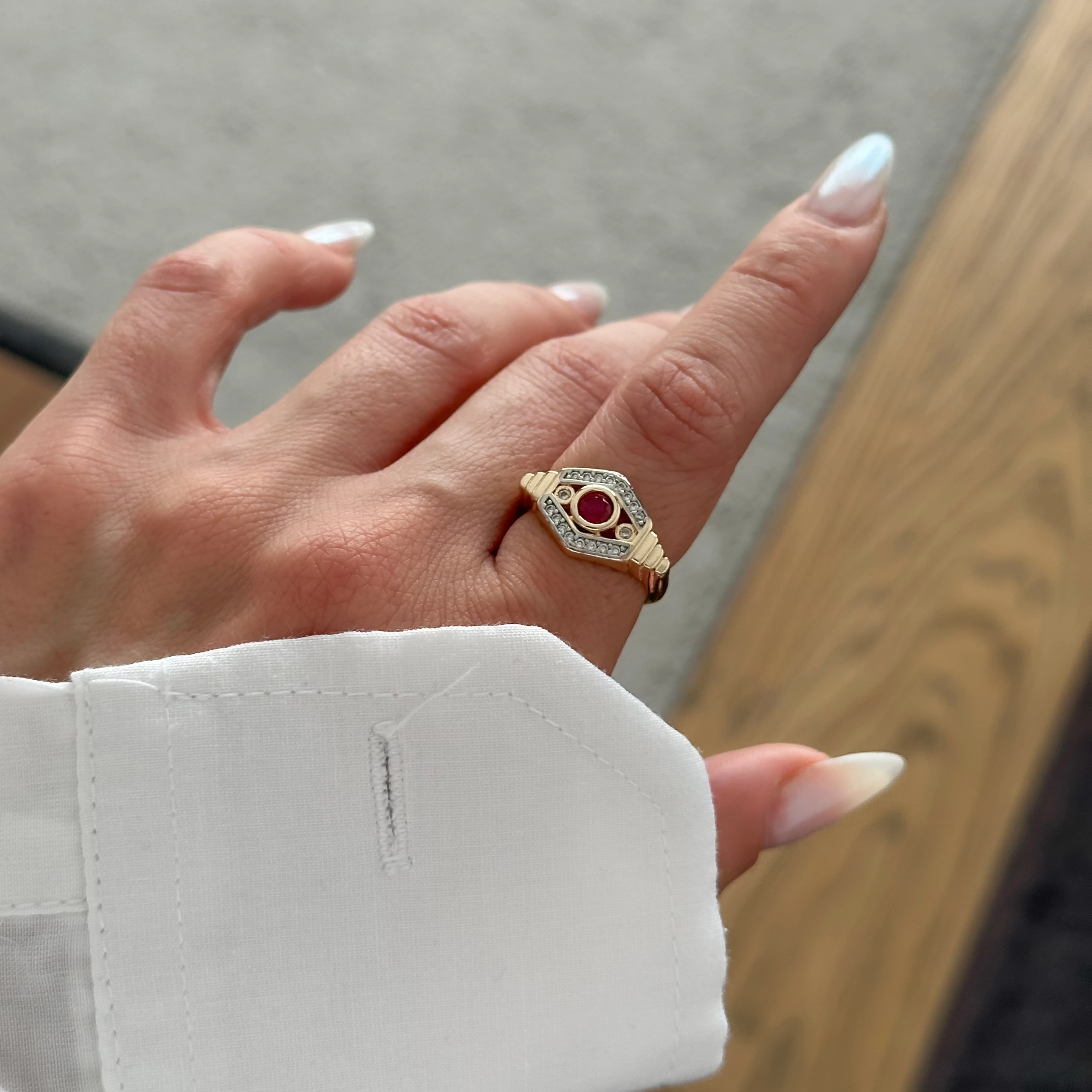 Kırmızı Taşlı Göz Gold Yüzük