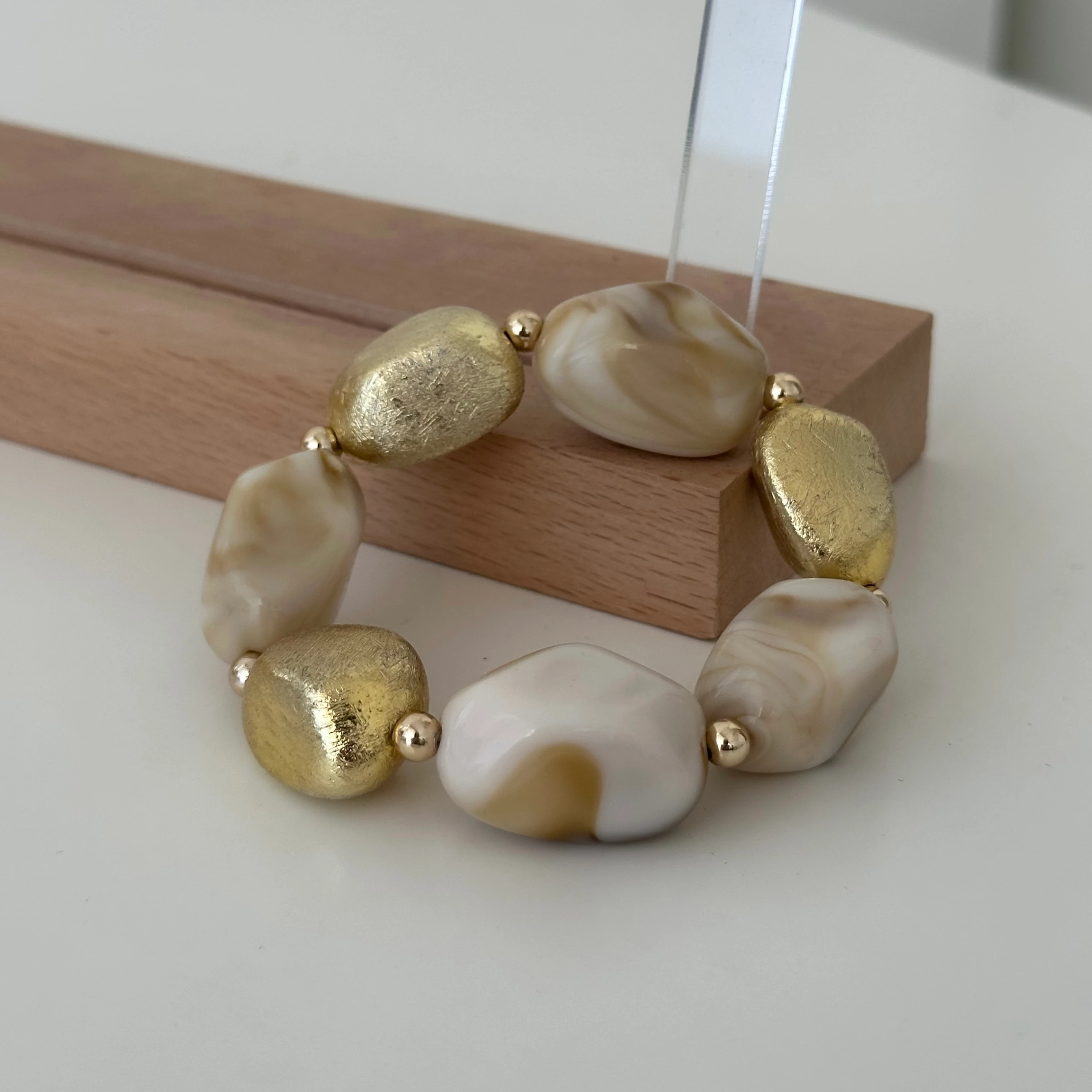 Krem Kemik Boncuklu Lastikli Bileklik