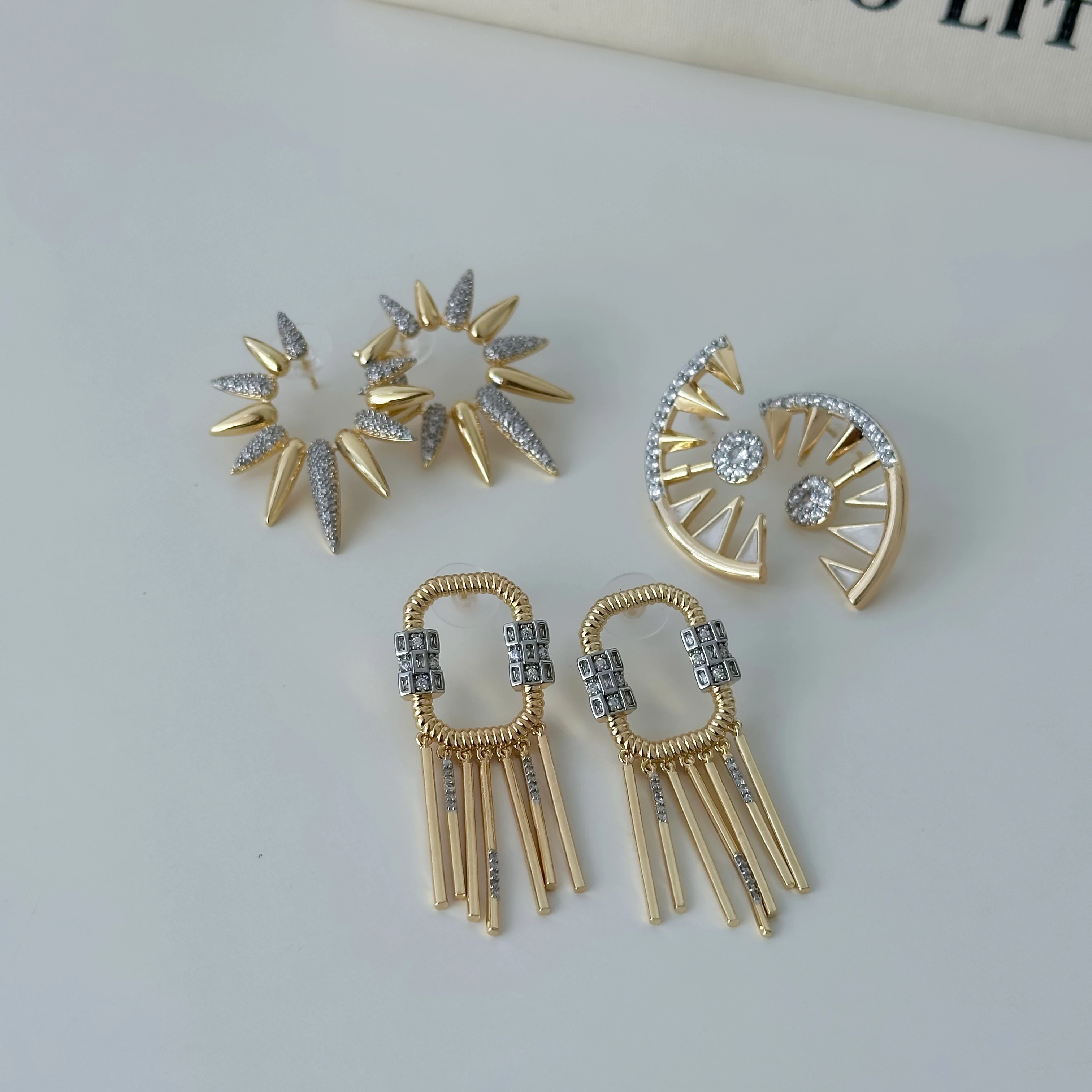 Zirkon Taşlı Gold Güneş Küpe