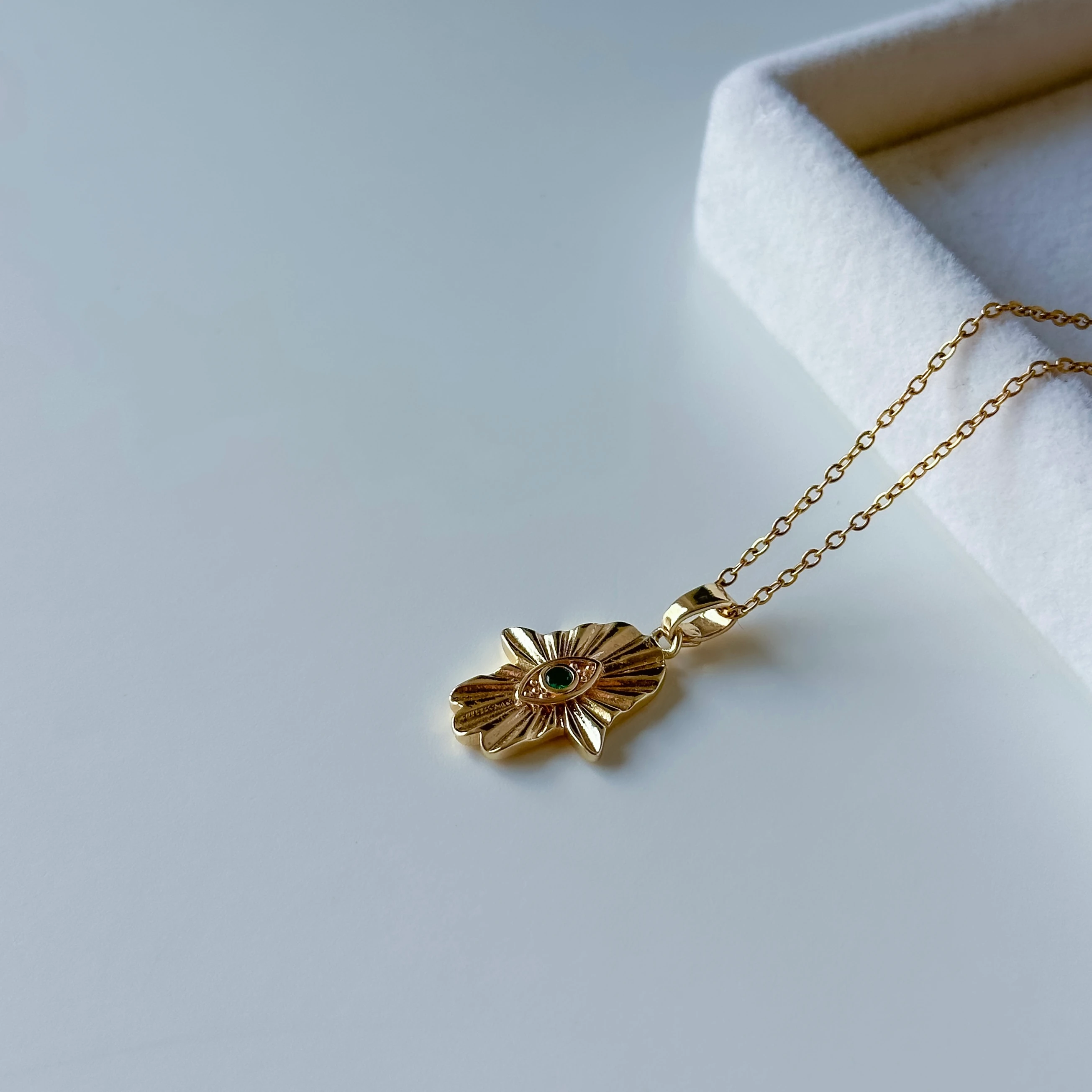 Fatma Ana Eli Çelik Kolye