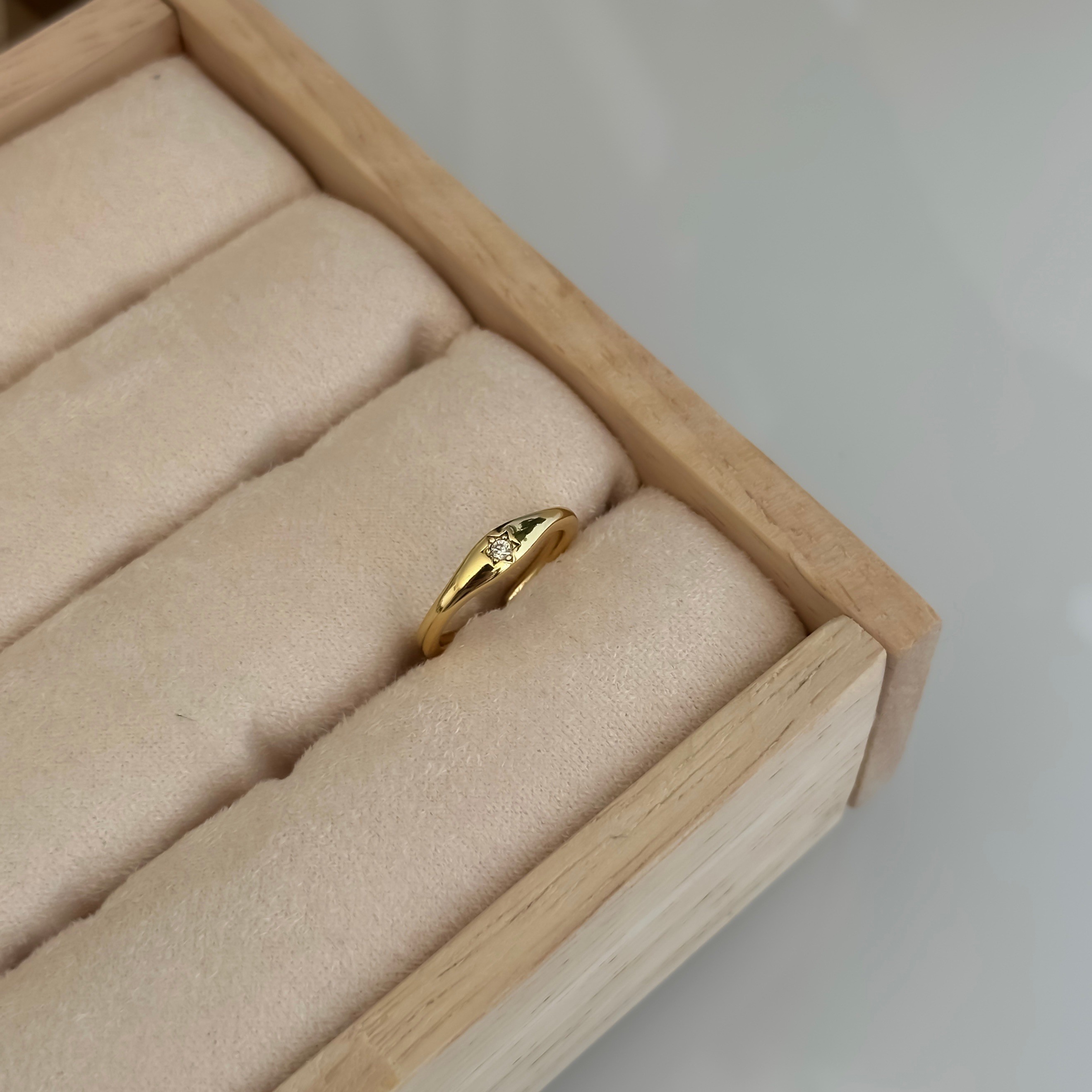 Mini Beşgen Taşlı Gold Yüzük