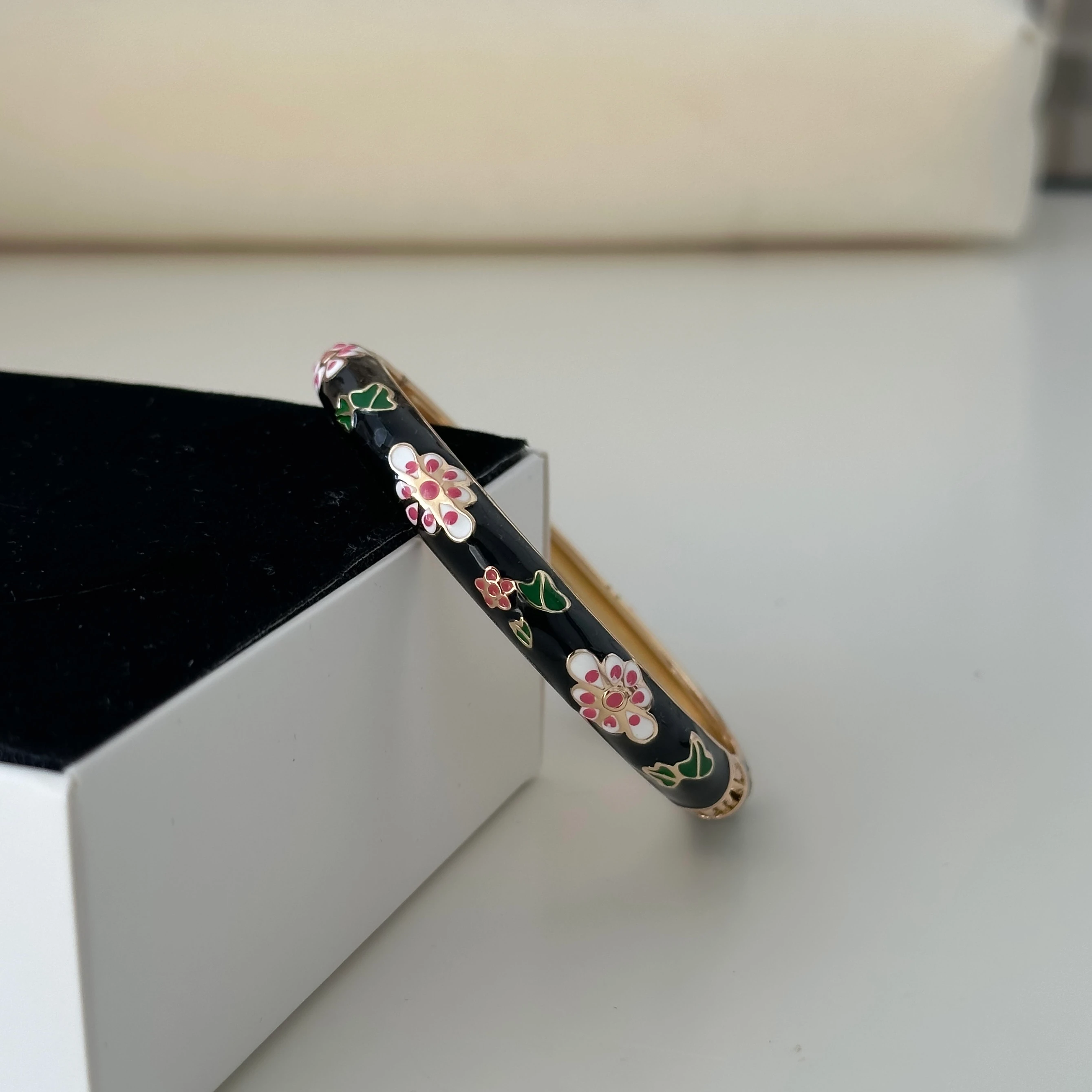 Siyah Çiçek Desenli Kelepçe Bileklik