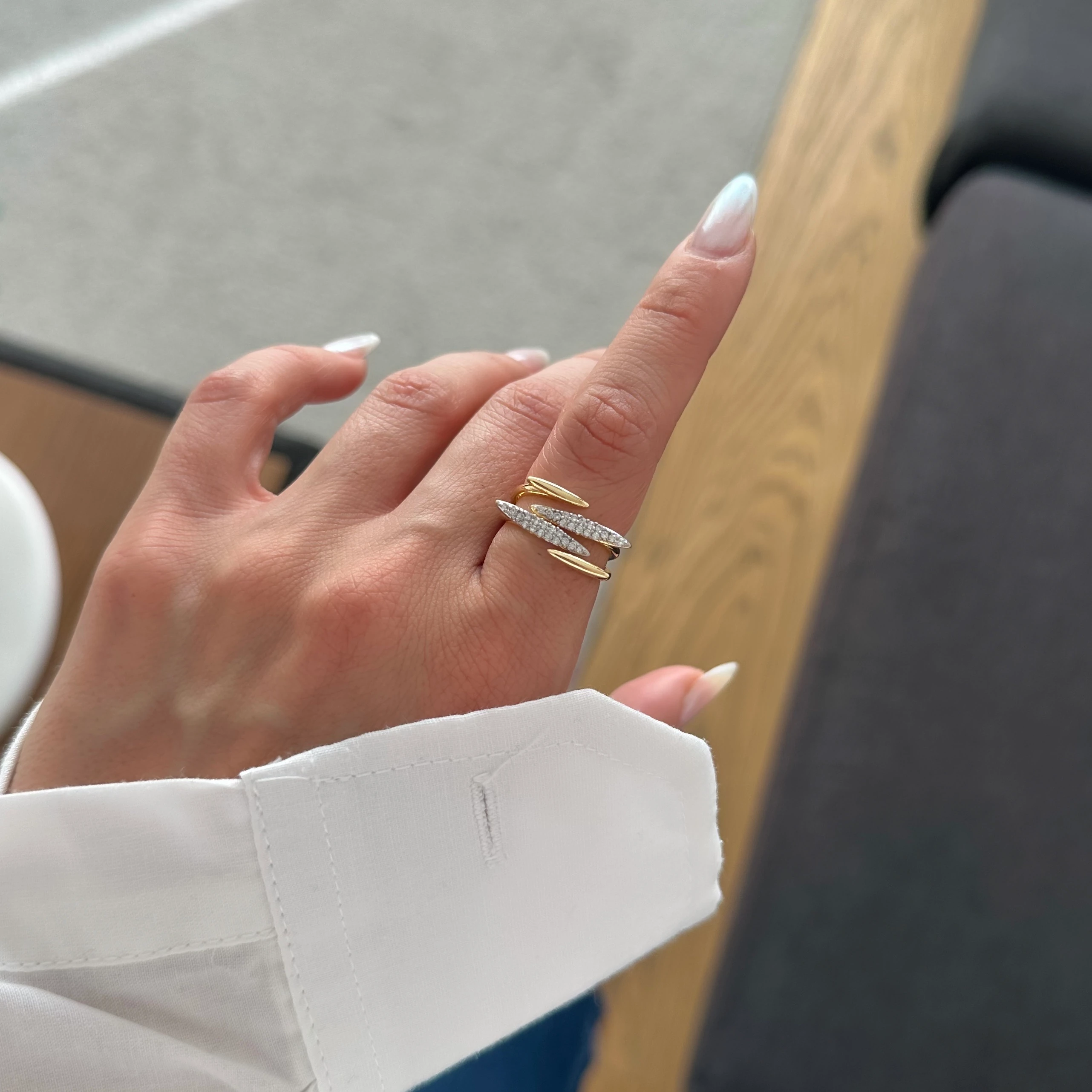 Çizgi Model Taşlı Gold Yüzük