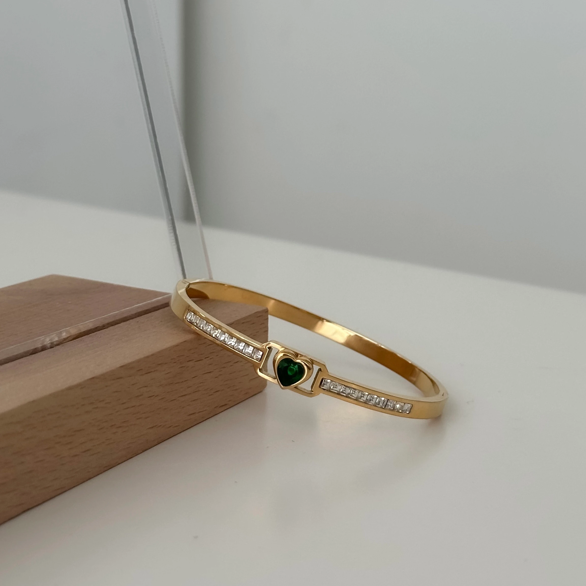 Zümrüt Yeşil Taşlı Kalpli Çelik Bileklik 