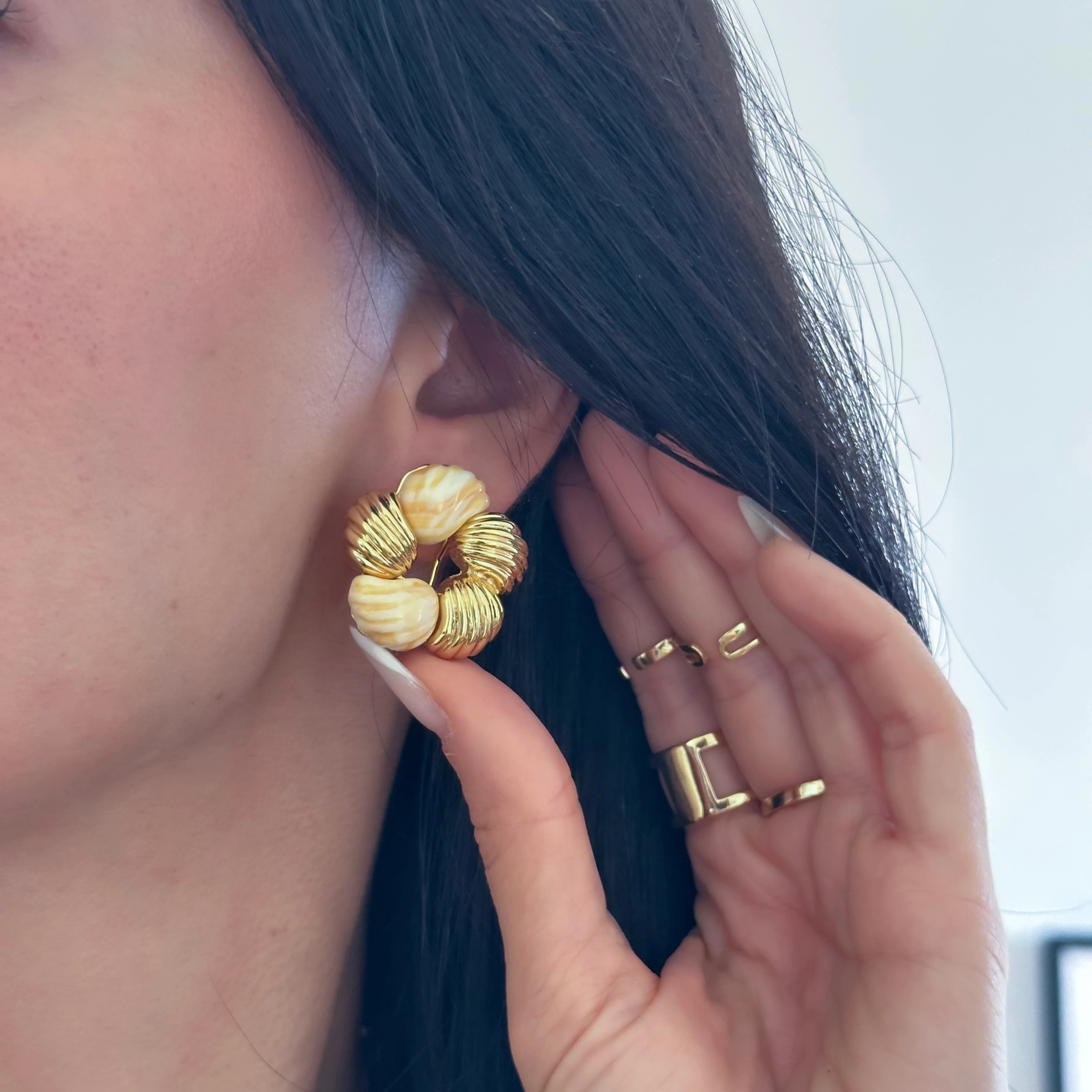 Krem Gold Çiçek Küpe 