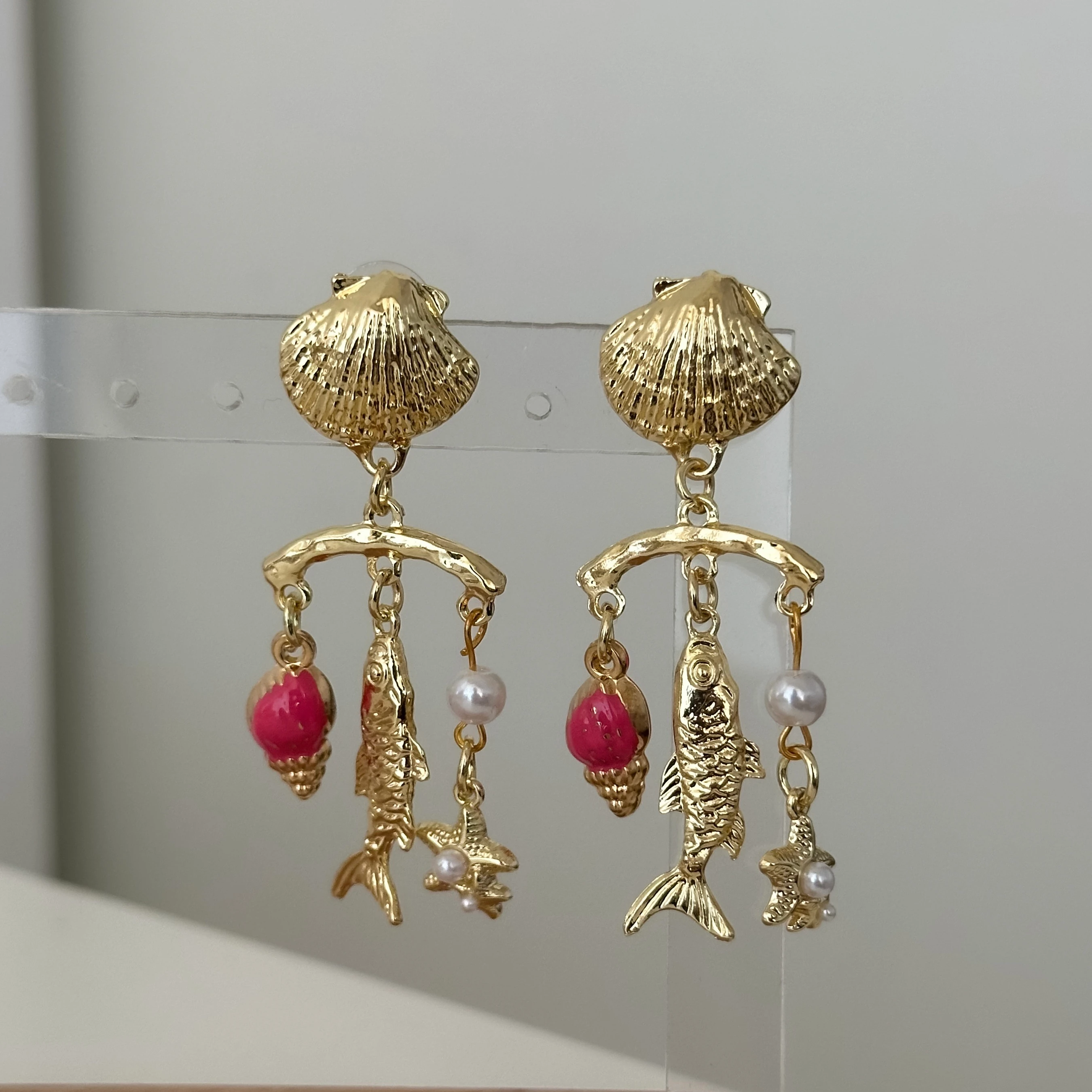 Pembe Deniz Kabuklu Balık Gold Küpe 