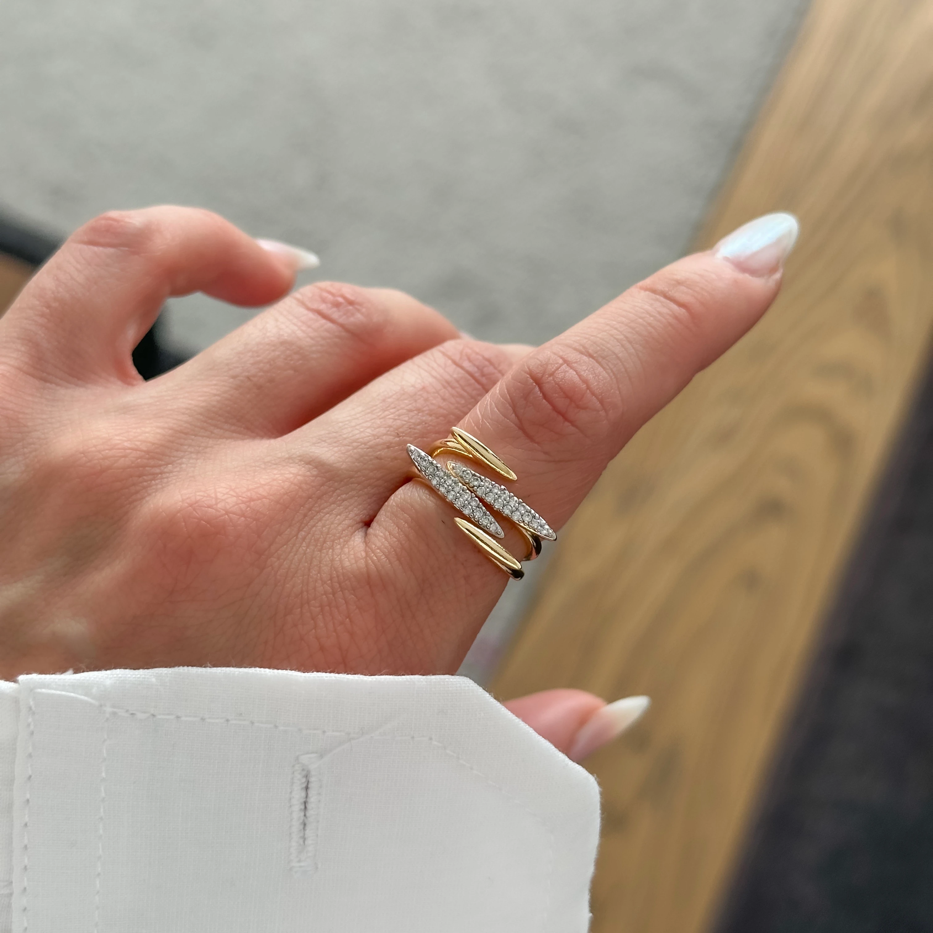 Çizgi Model Taşlı Gold Yüzük