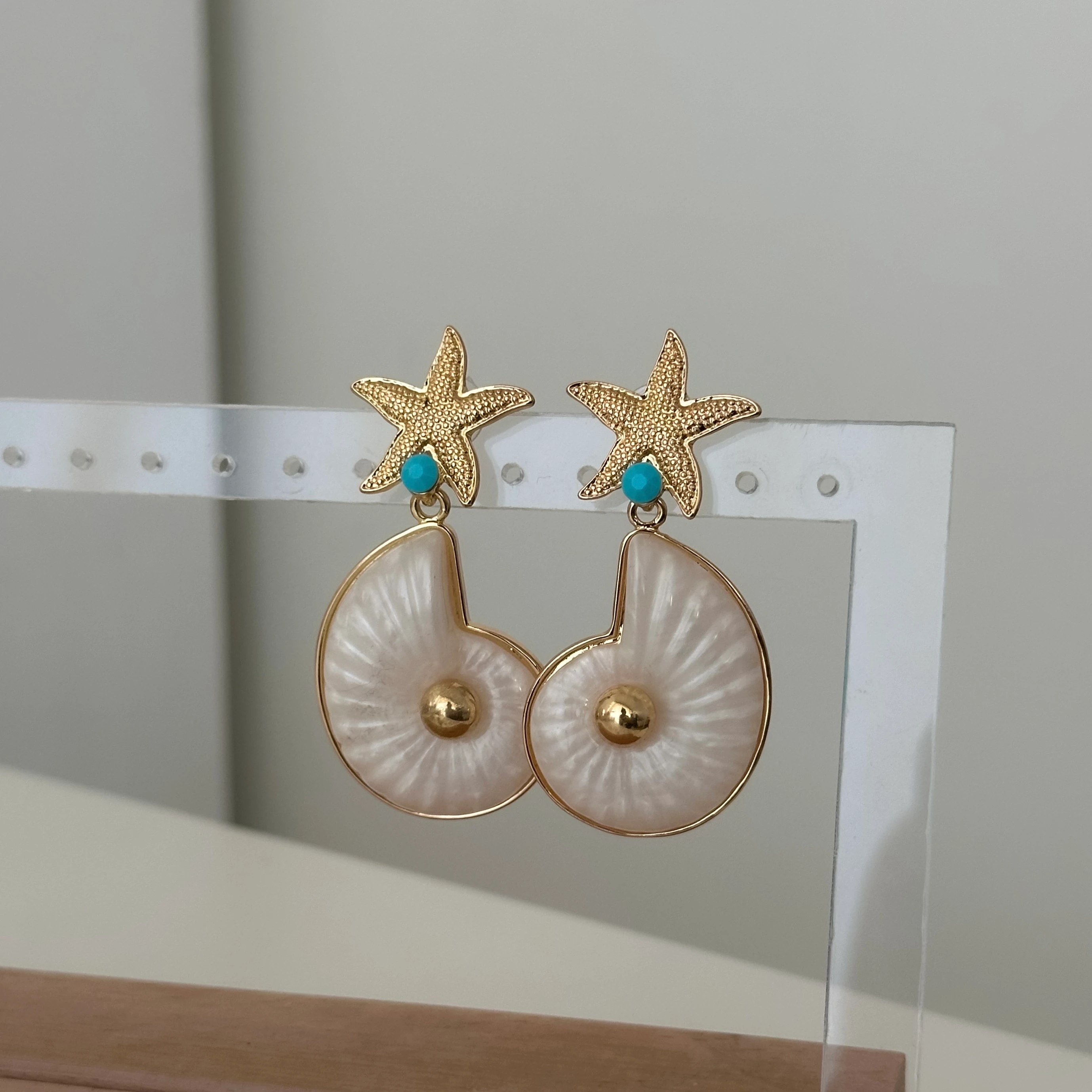 Beyaz Deniz Kabuklu Gold Küpe 