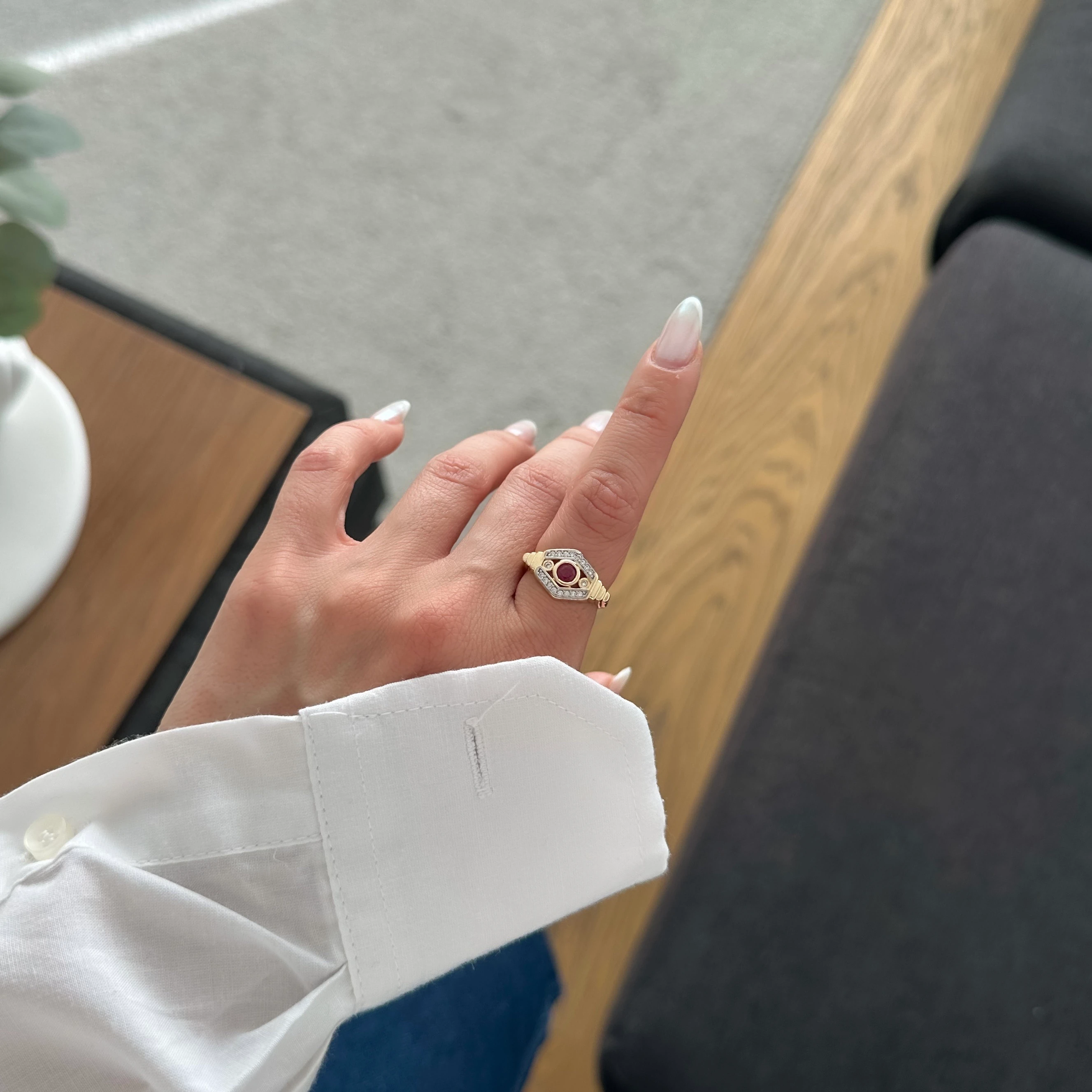 Kırmızı Taşlı Göz Gold Yüzük