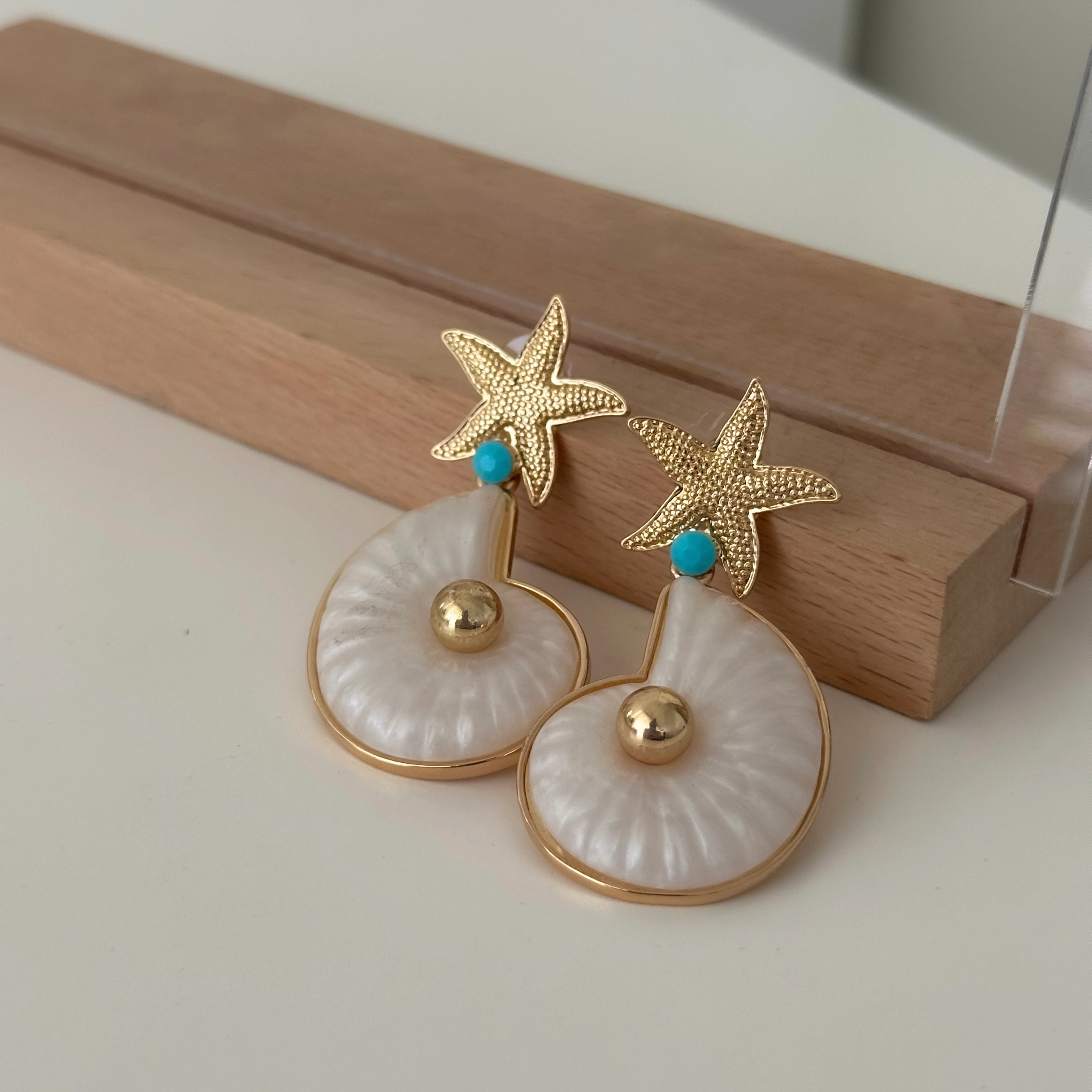 Beyaz Deniz Kabuklu Gold Küpe 