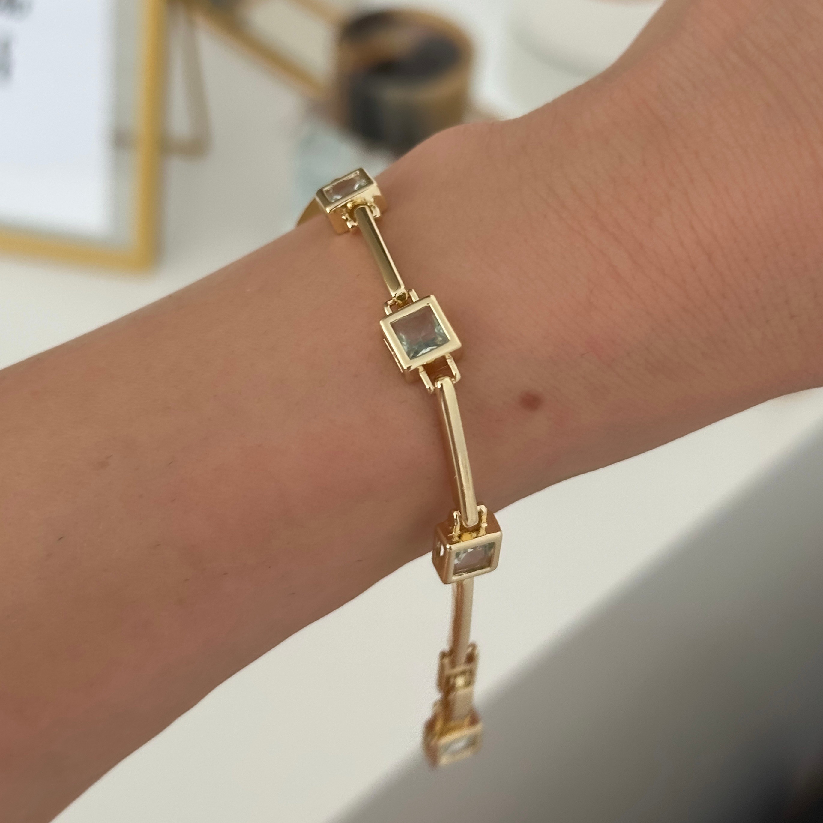 Mint Yeşil Kare Taşlı Gold Bileklik 