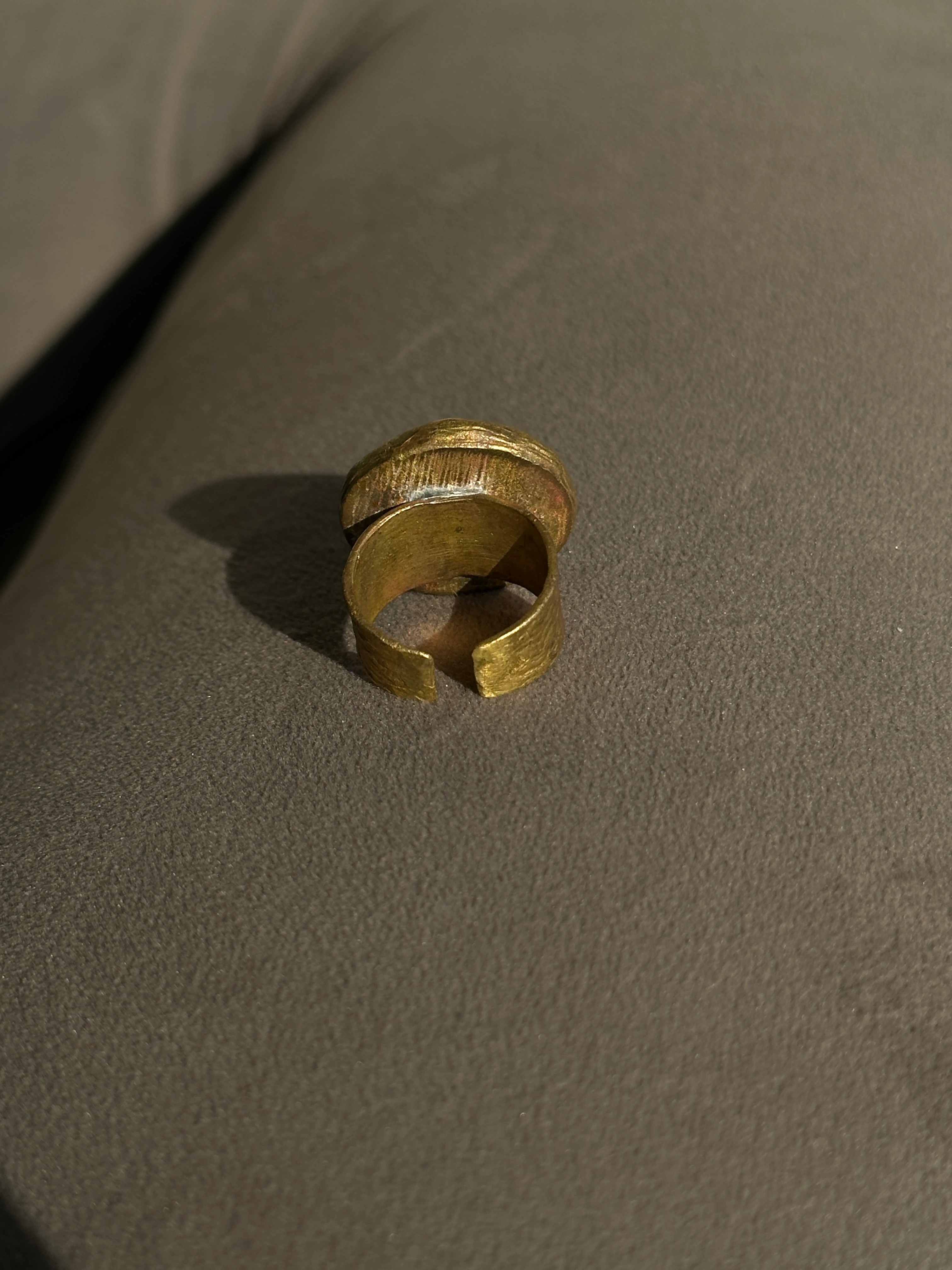 El Yapımı Antik Figür Pirinç Yüzük