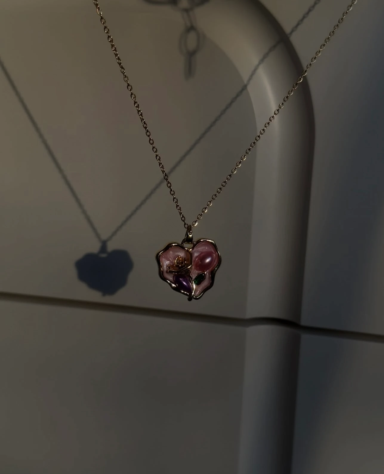 Kalp Formlu Çiçek & İnci Detaylı Kolye