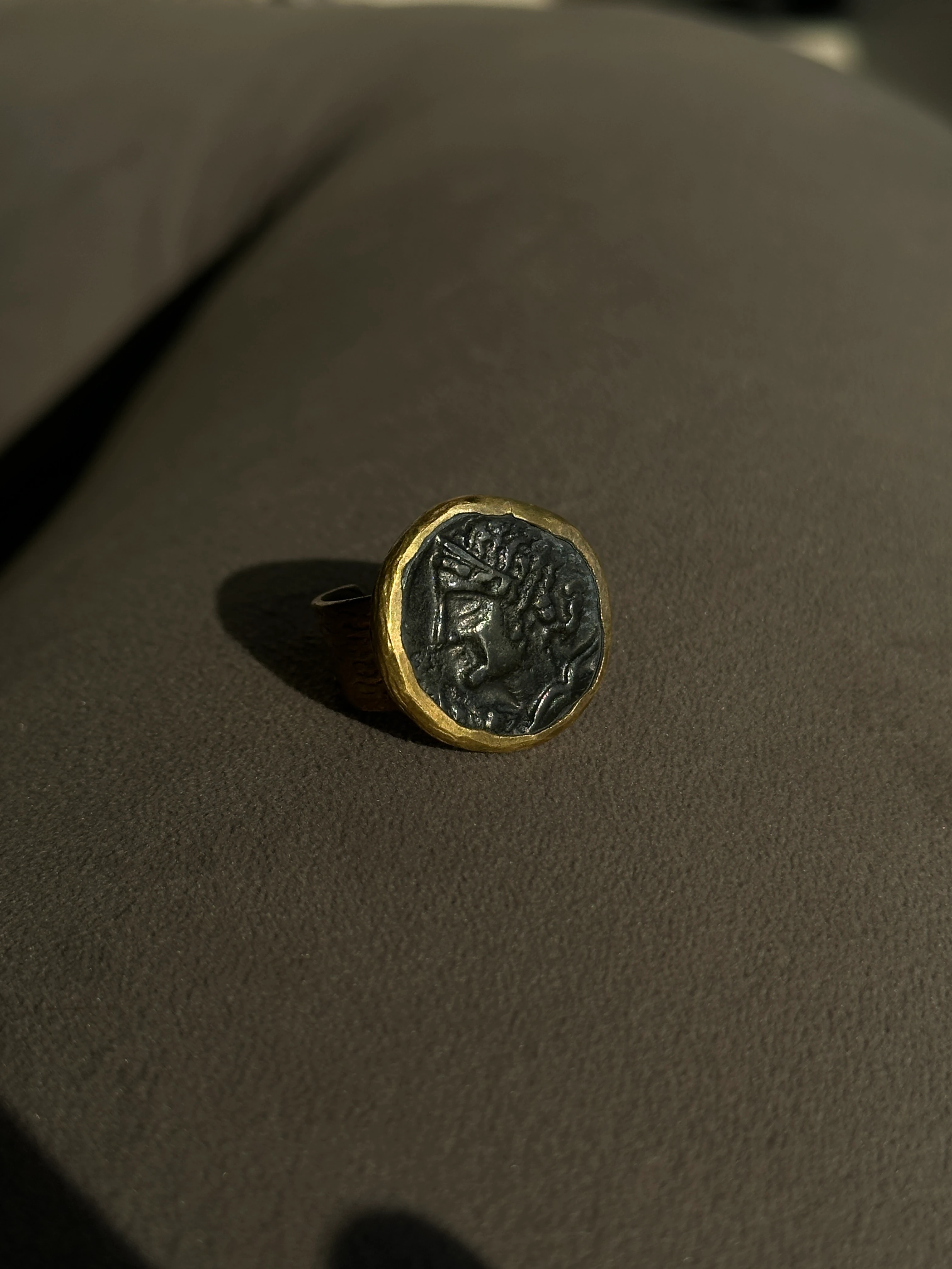 El Yapımı Antik Figür Pirinç Yüzük