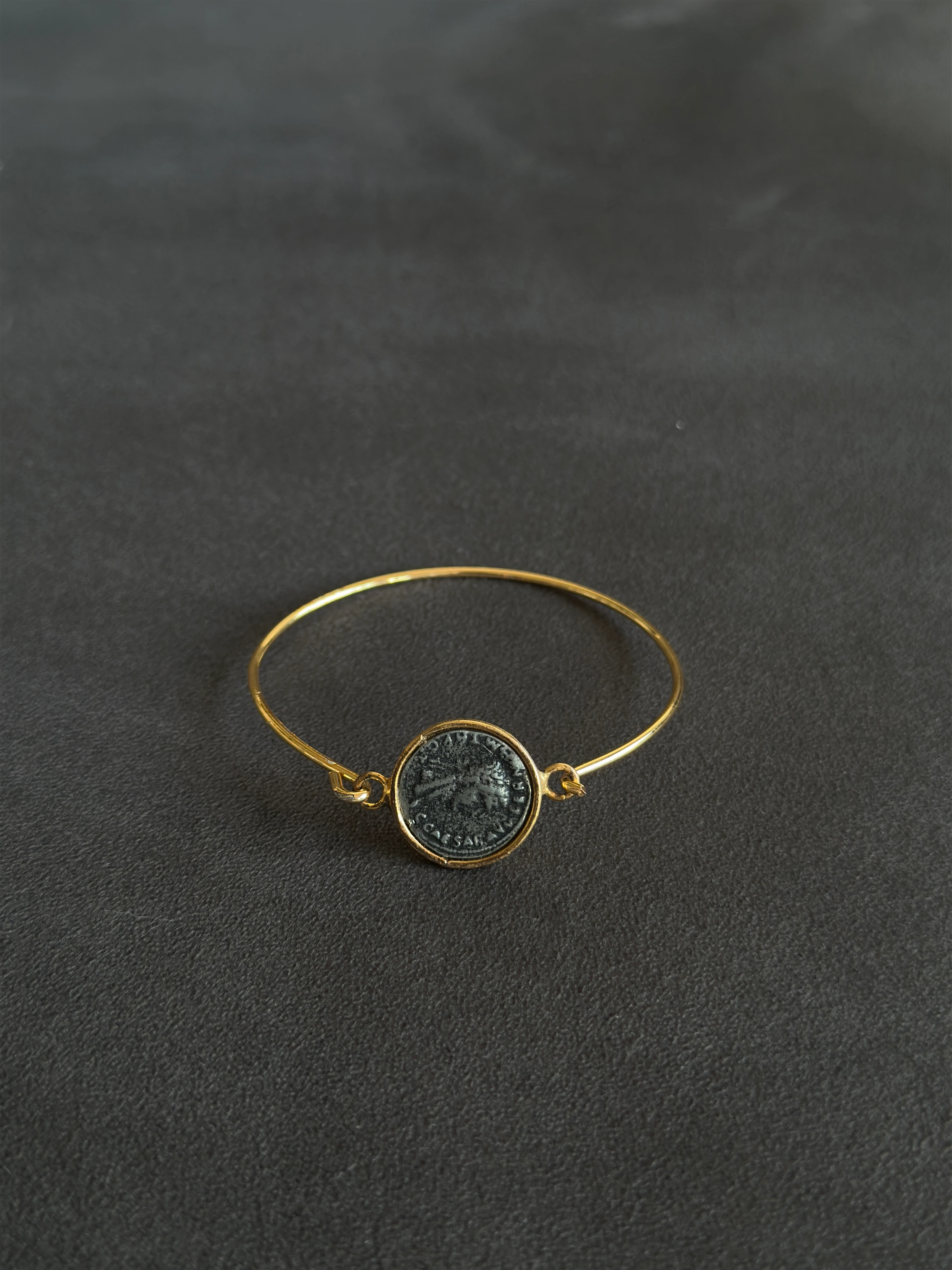 Antik Sikke Detaylı Altın Kaplama Bileklik