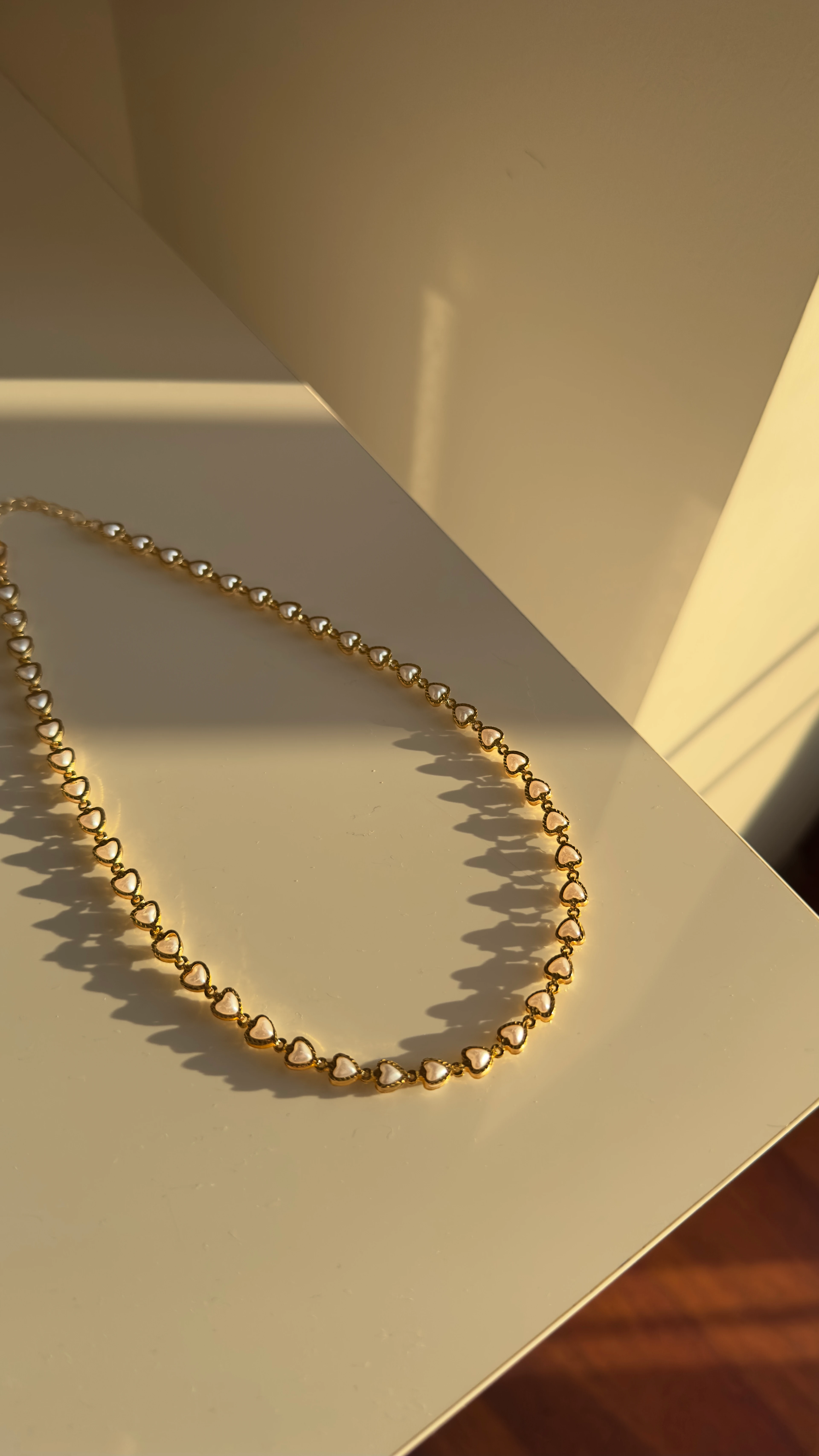 Kalpli İnci Detaylı Kolye – Altın Kaplama