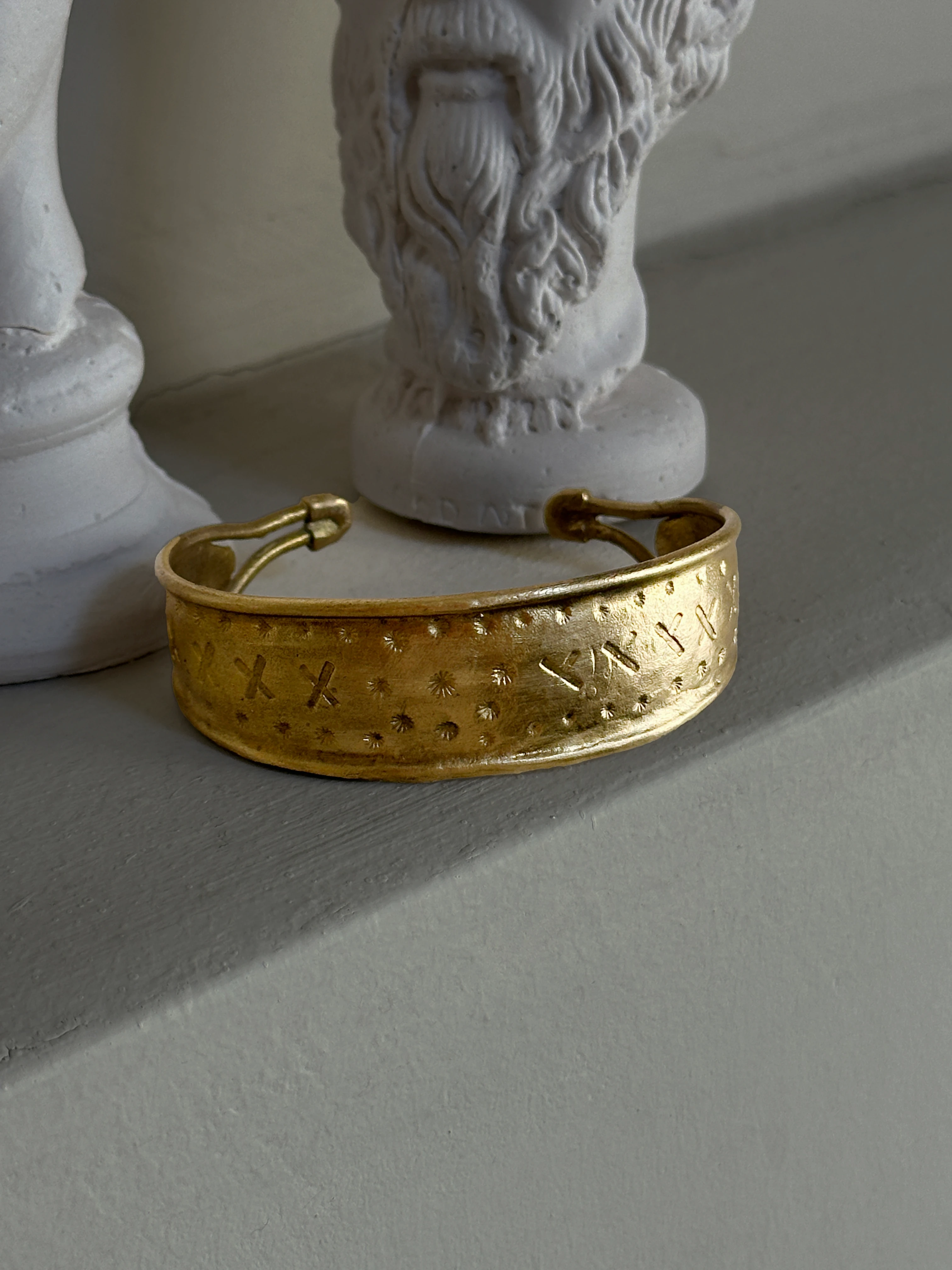 El Yapımı Motifli Geniş Pirinç Bilezik