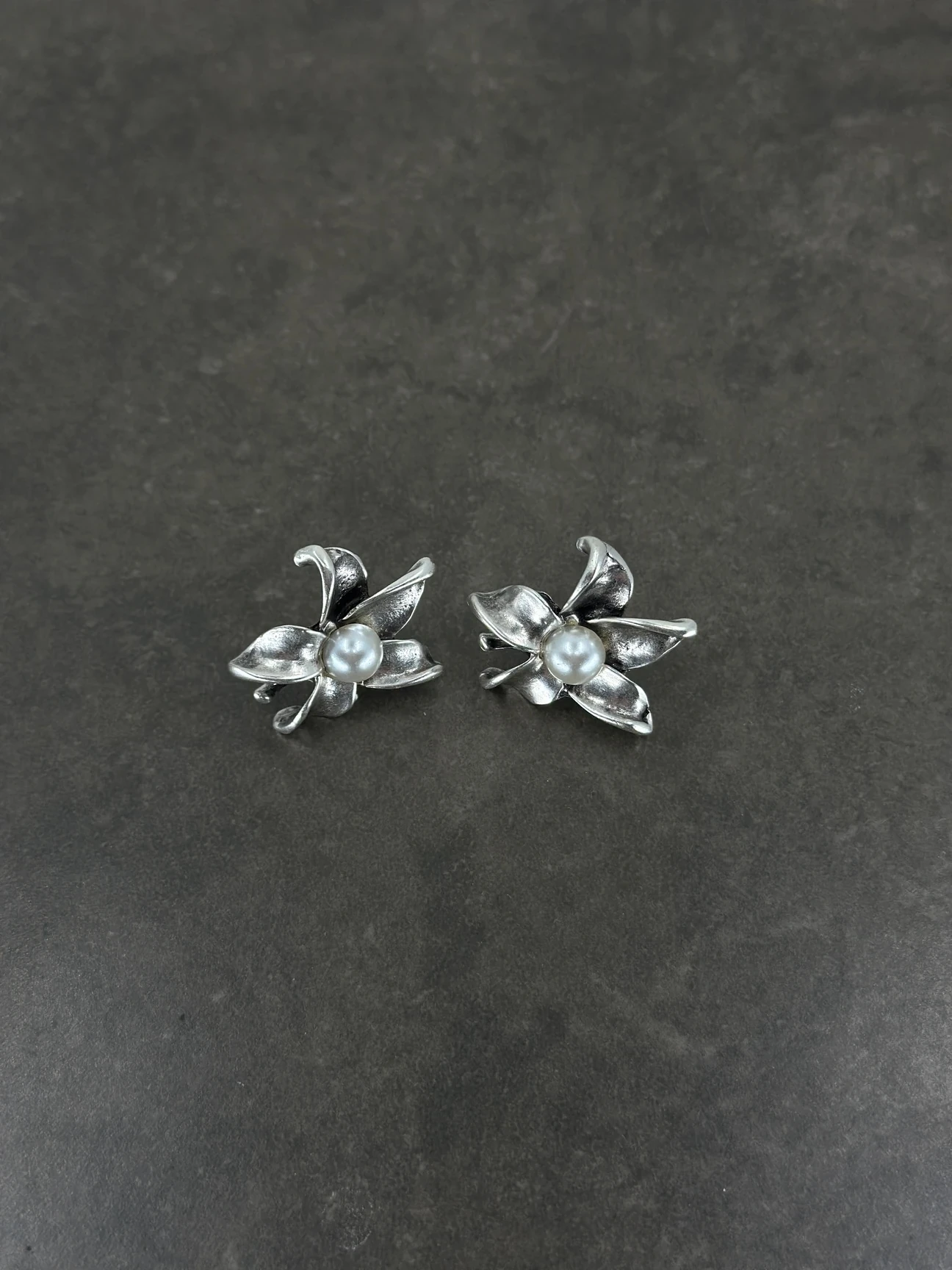 Zamak Çiçek Desenli Küpe