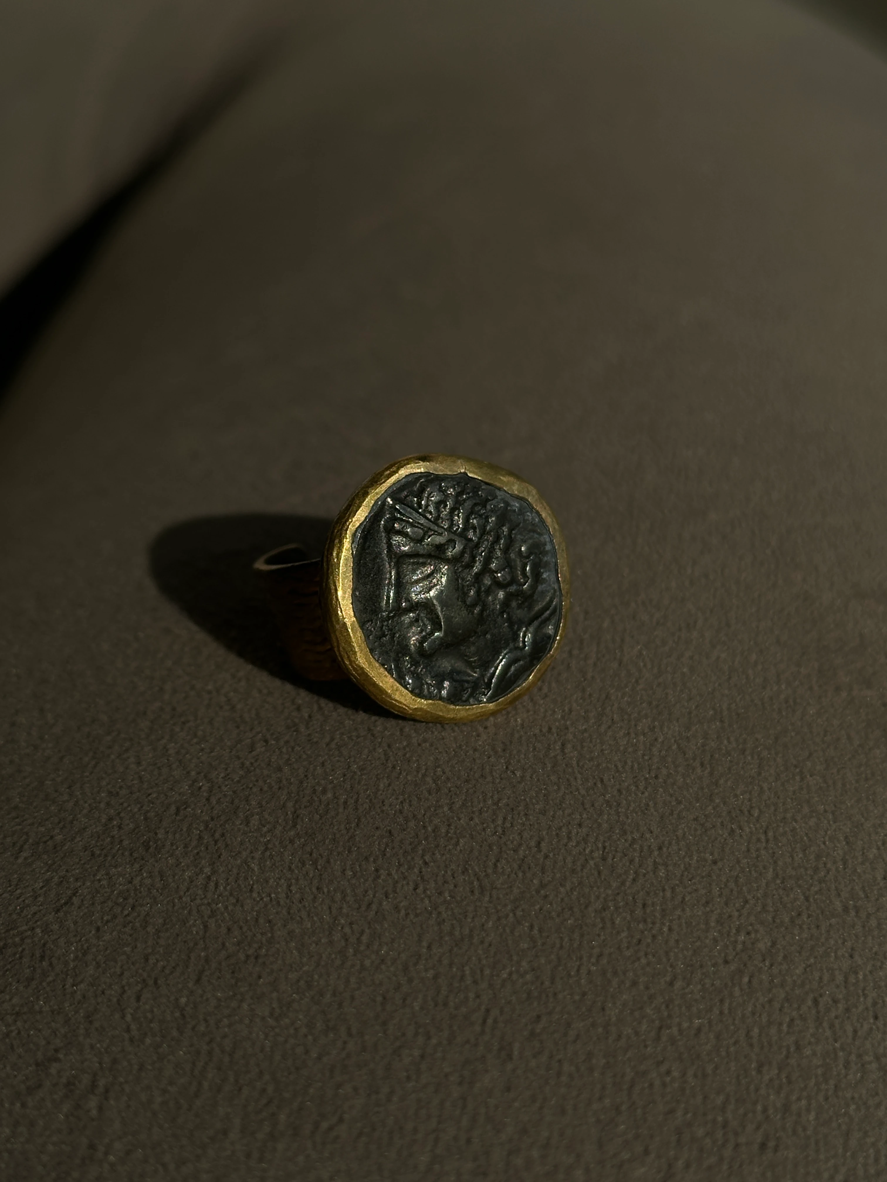 El Yapımı Antik Figür Pirinç Yüzük