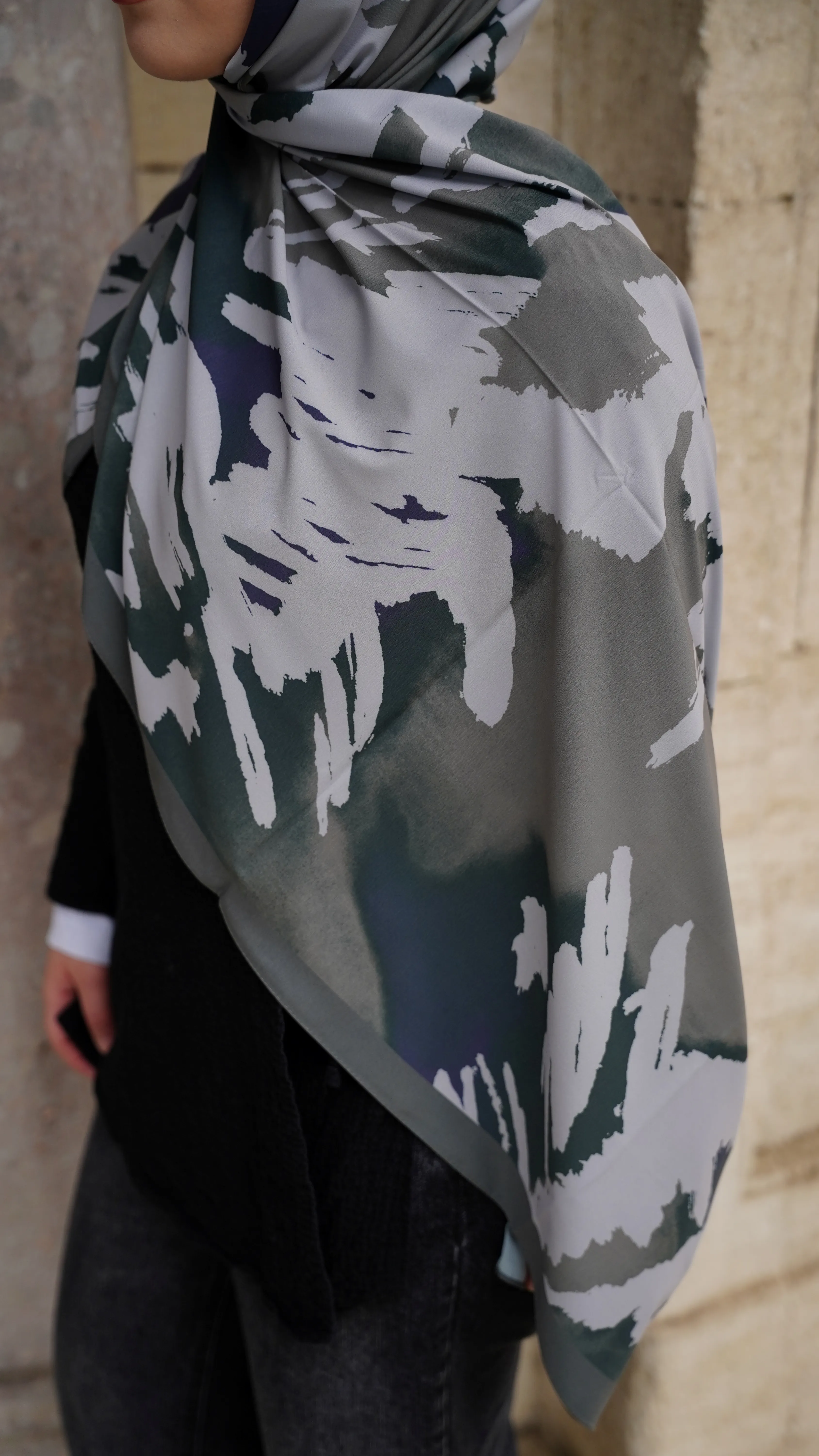 Koyu Deniz Soyut Desen Likralı Pamuk Şal