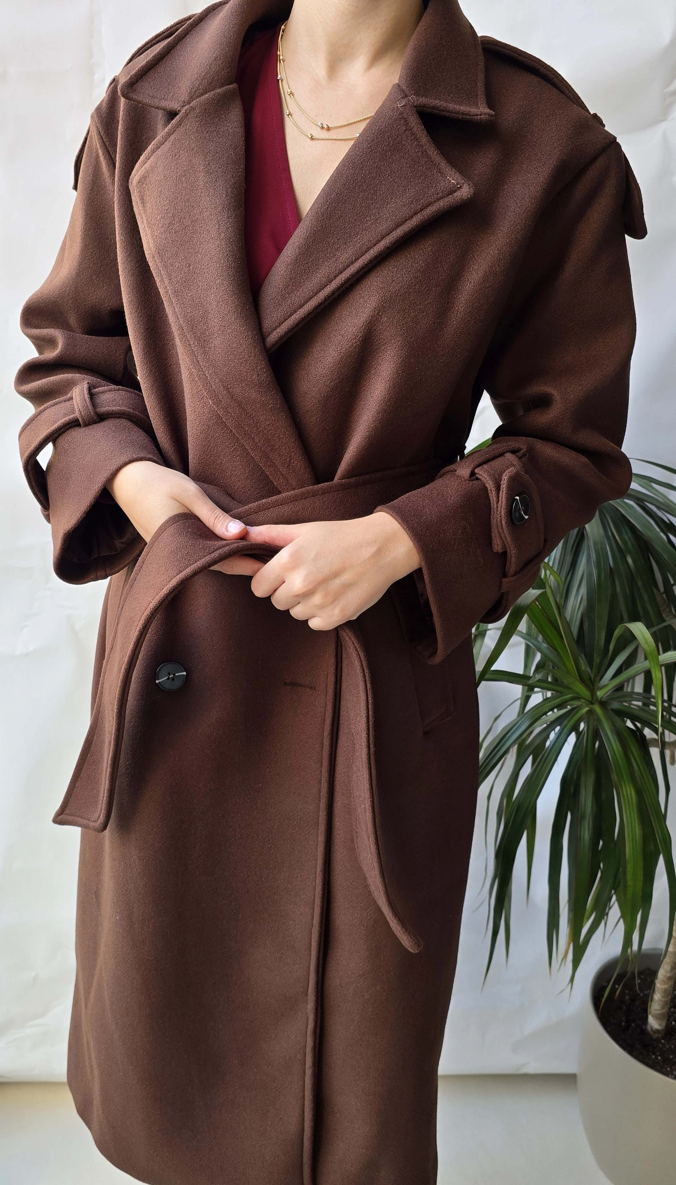 KRUVAZE KAPAMA KUŞAK ve DÜĞME DETAYLI KAŞE KABAN - KAHVE