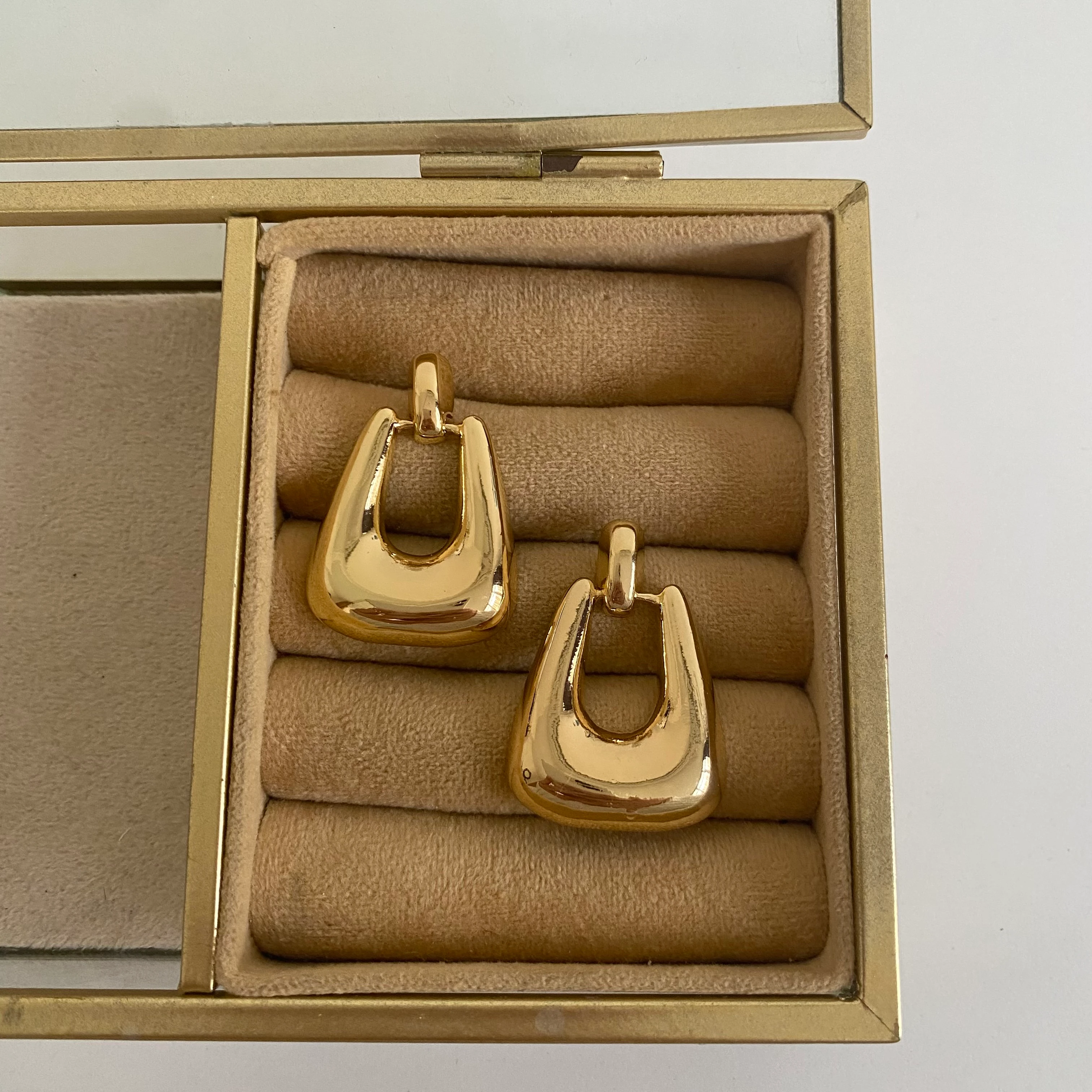 Gold Plaka Sallantılı Küpe