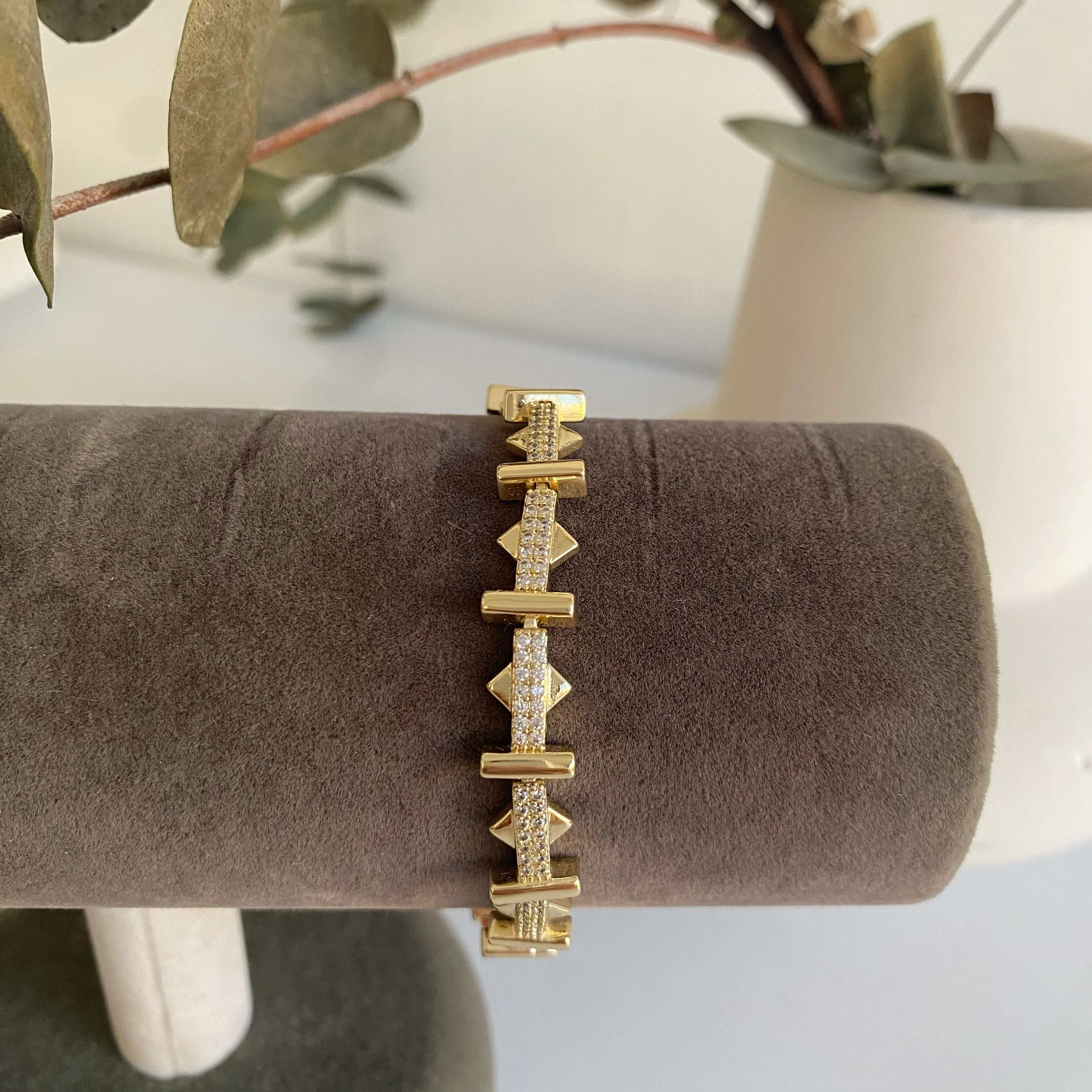 Xuping Üçgen Detaylı Zirkon Taşlı Bileklik