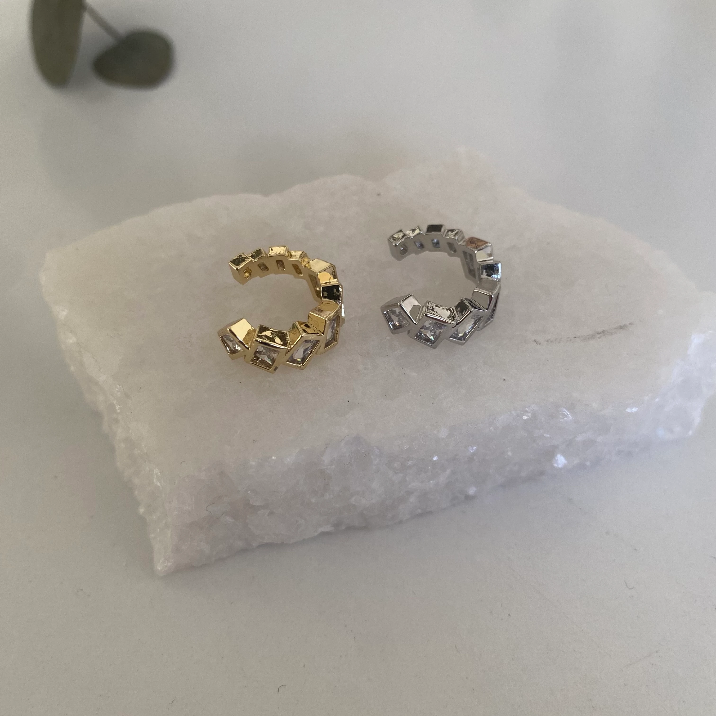 14k Kare Taşlı Kıkırdak Küpe