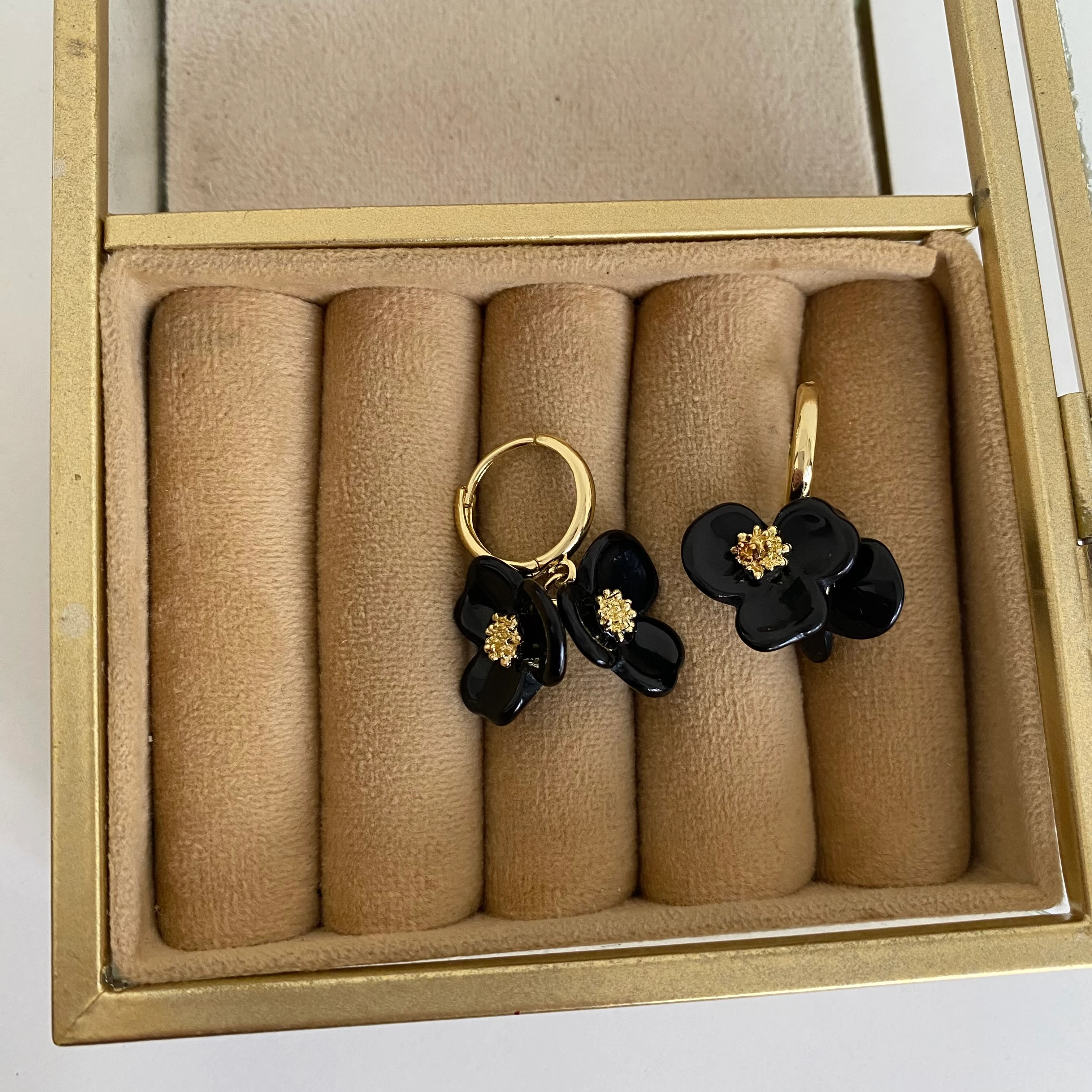 Gold Detay Siyah Çiçek Halka Küpe