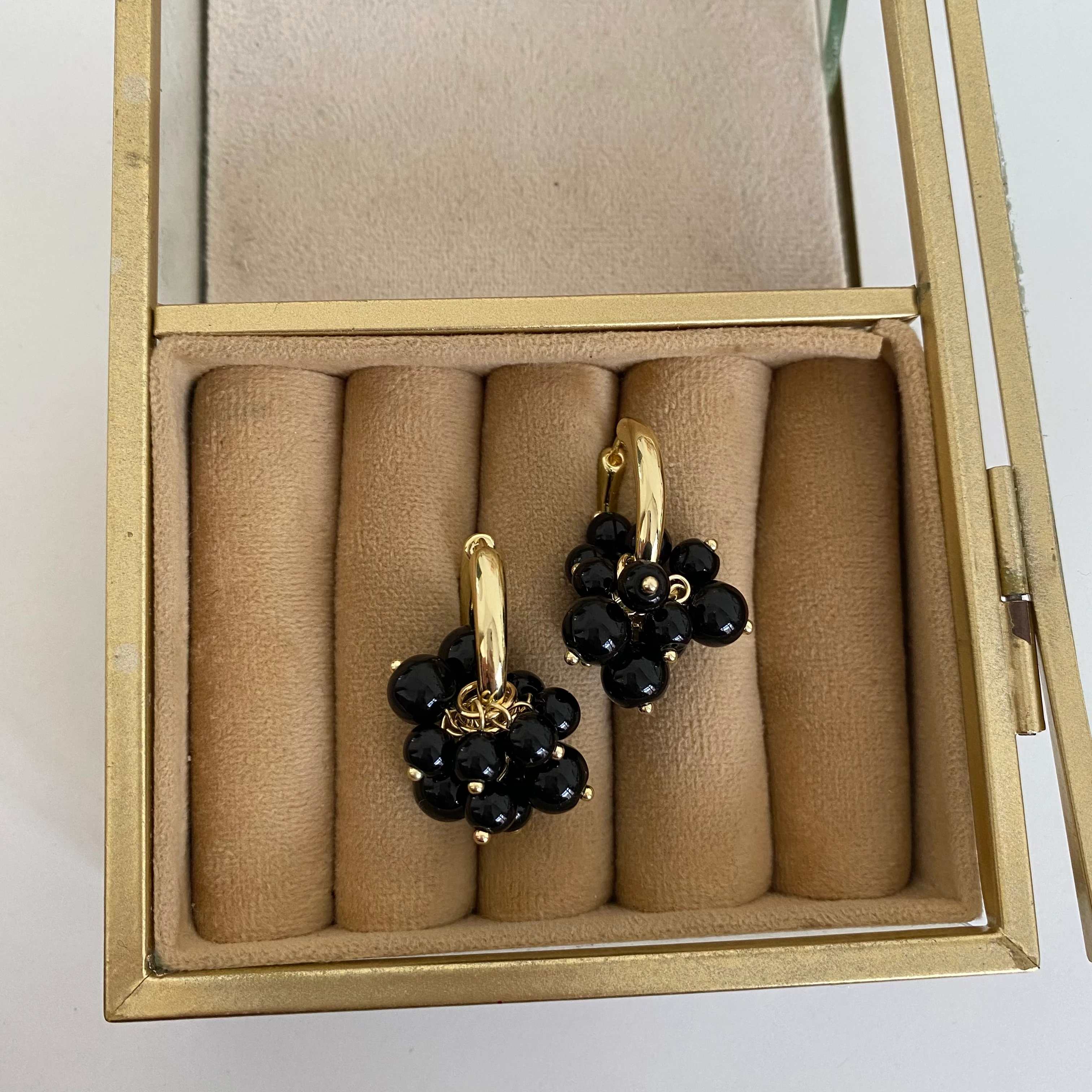 Gold Detay Siyah Boncuk Sallantılı Küpe