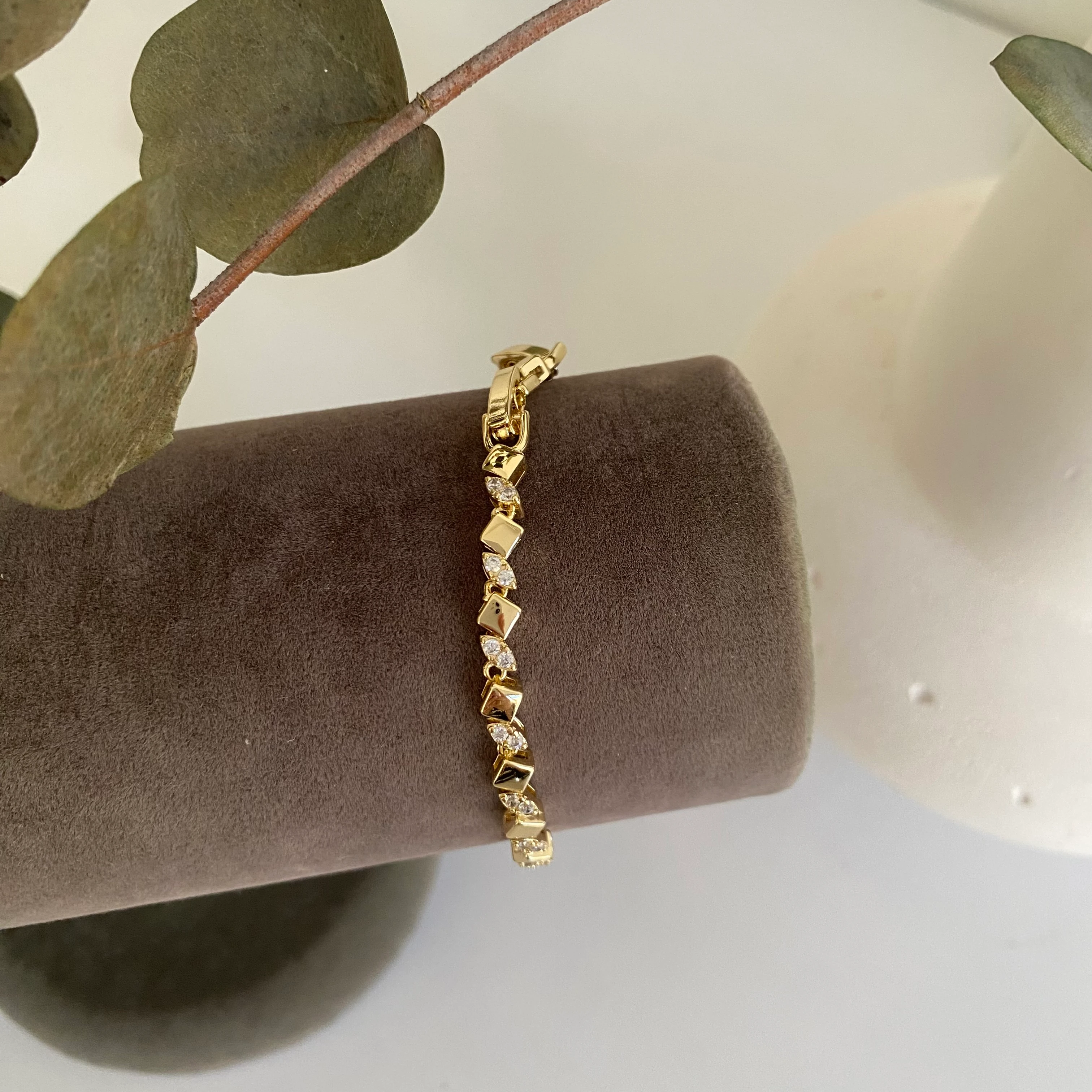 Xuping Kare Gold Detaylı Taşlı Bileklik