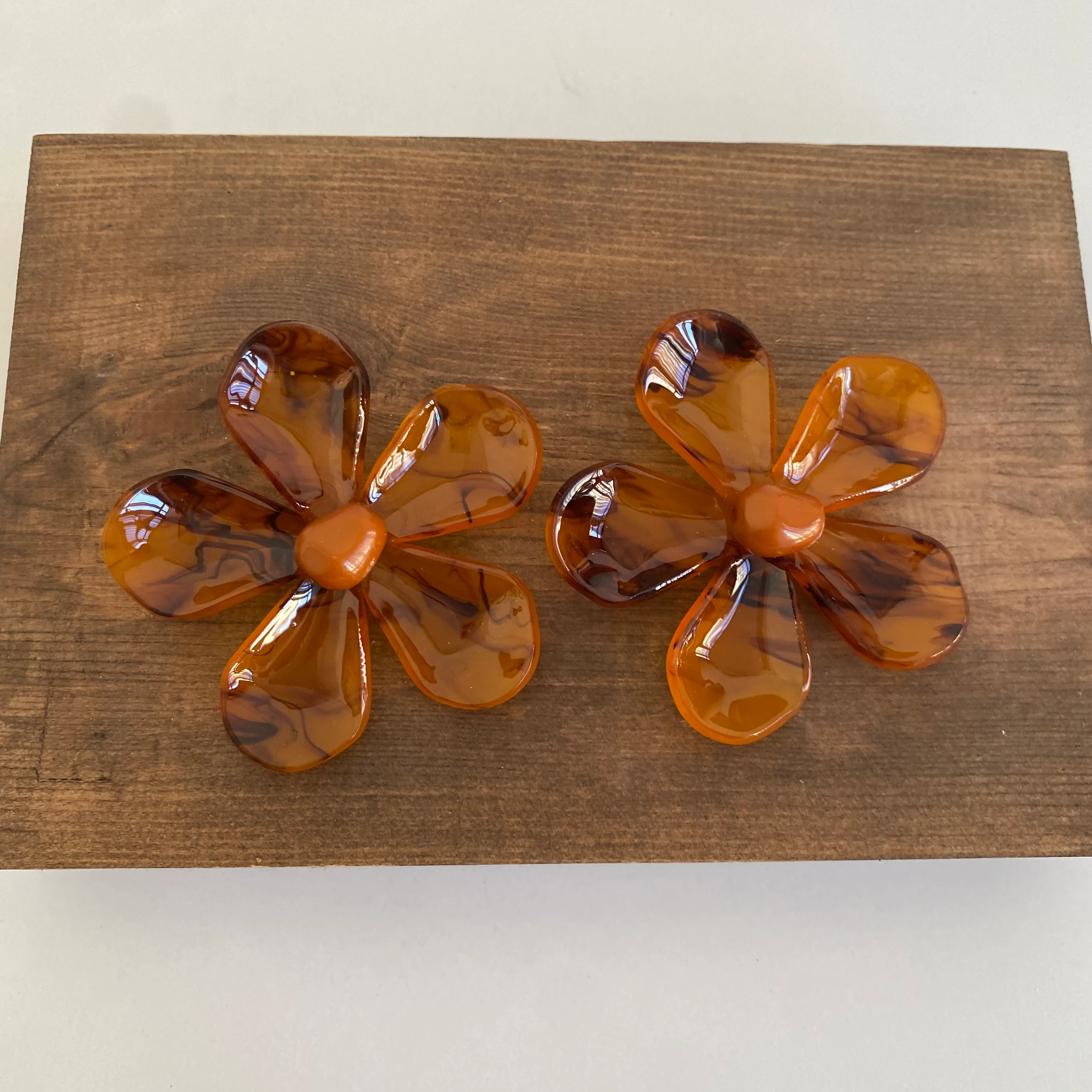 Karamel Renk Akrilik Çiçek Küpe