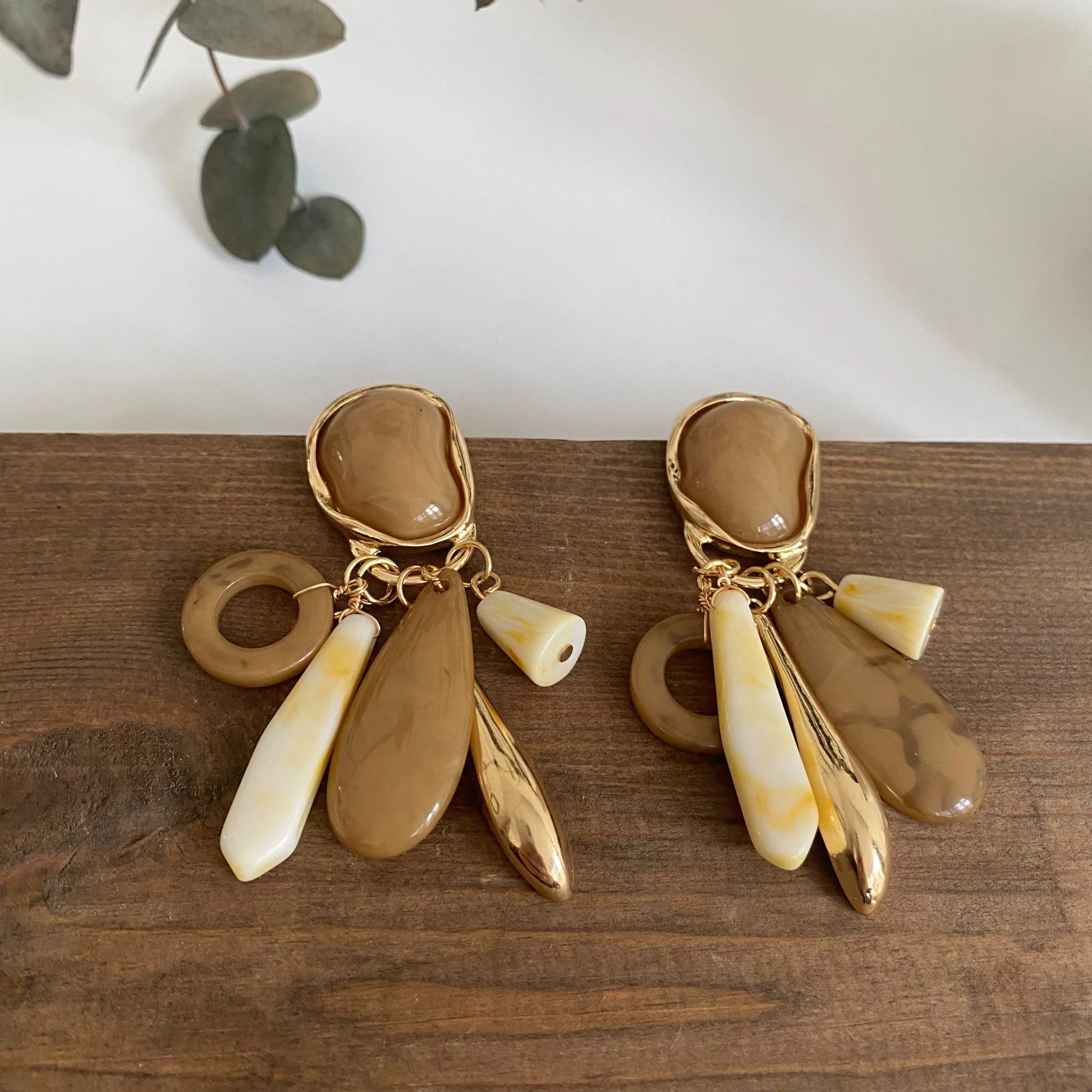 Kahve Krem Detay Vintage Sallatılı Küpe