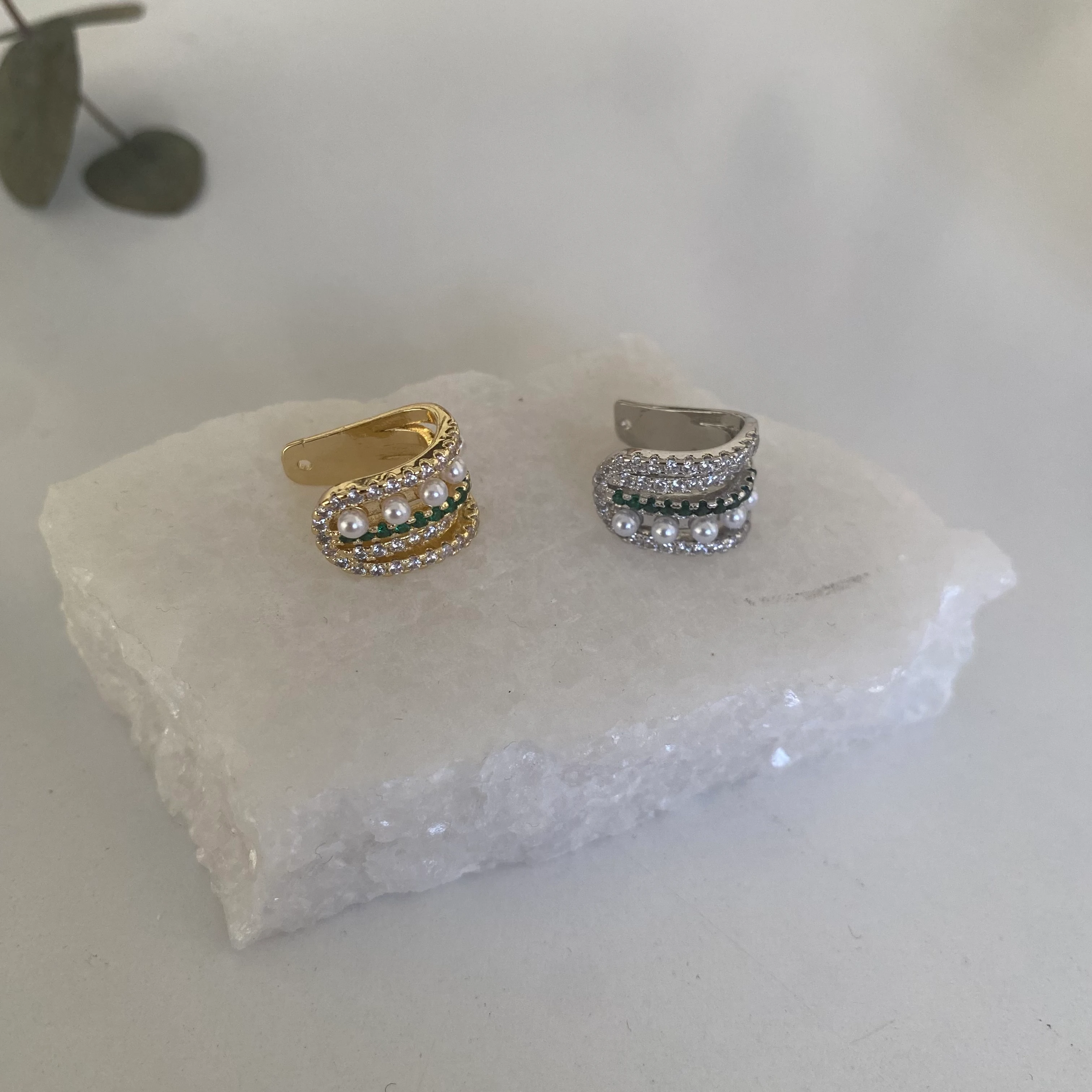 14k Yeşil Taşlı İnci Detay Kıkırdak Küpe