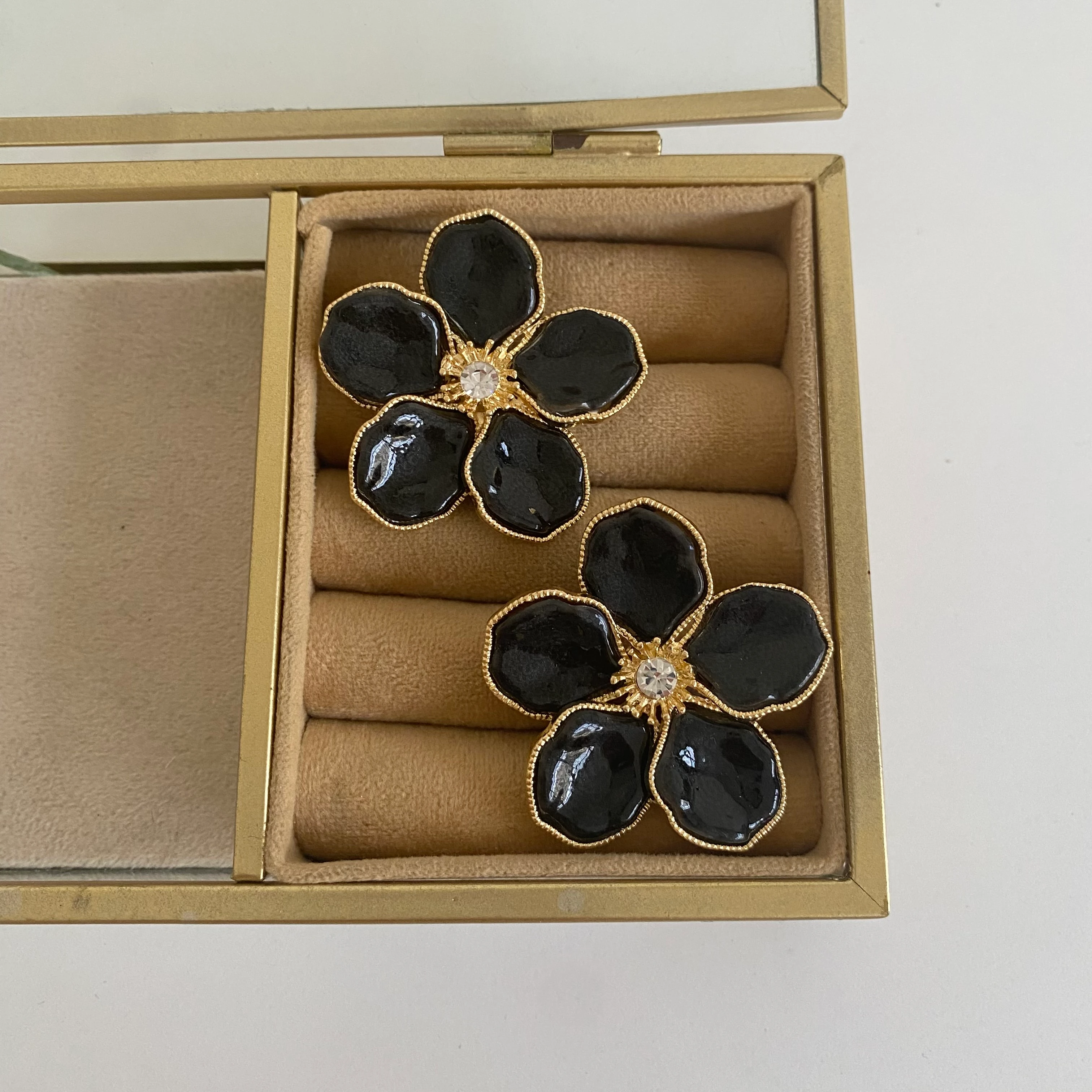 Gold Siyah Taşlı Çiçek Küpe