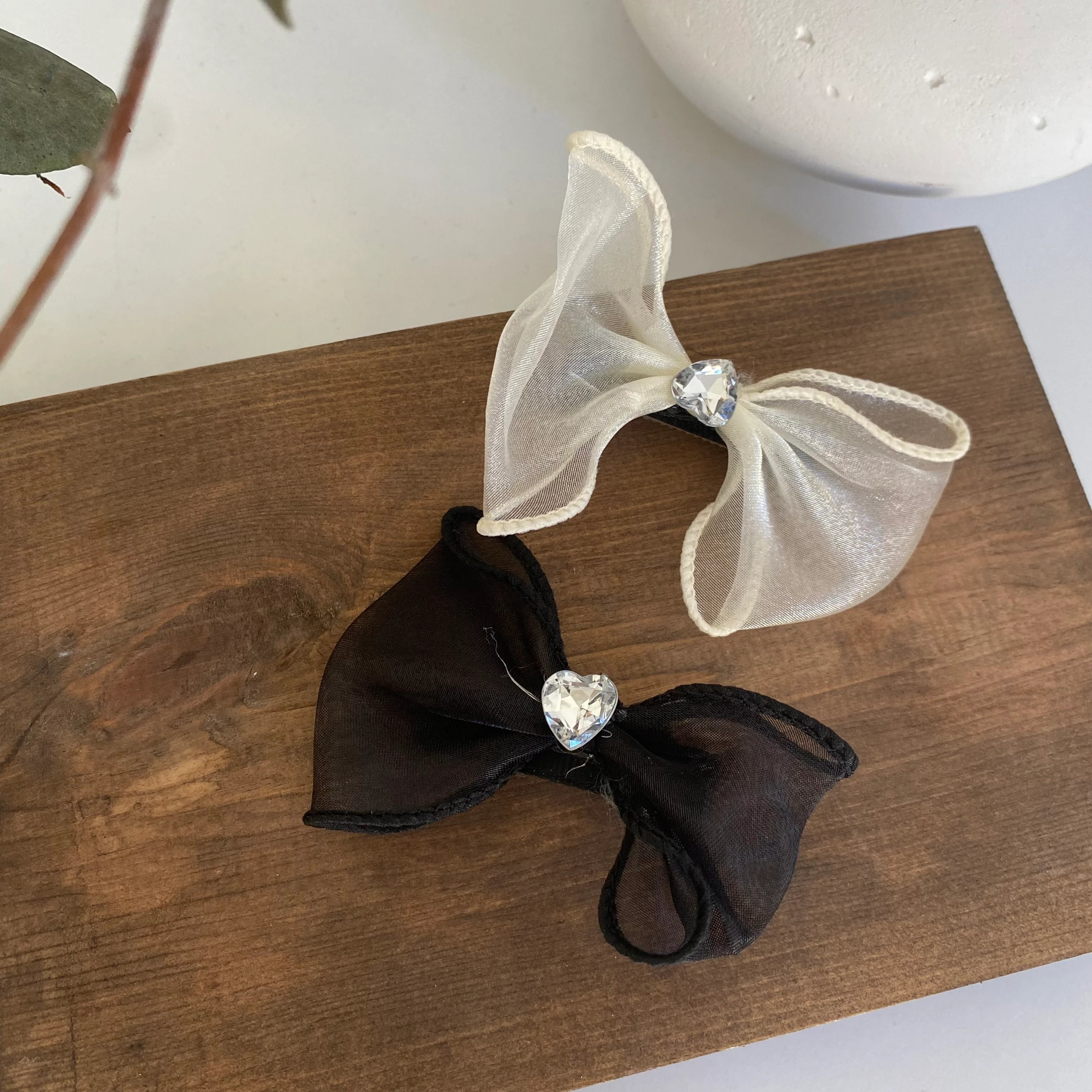 Siyah Beyaz Kalp Taşlı Fiyonk Toka