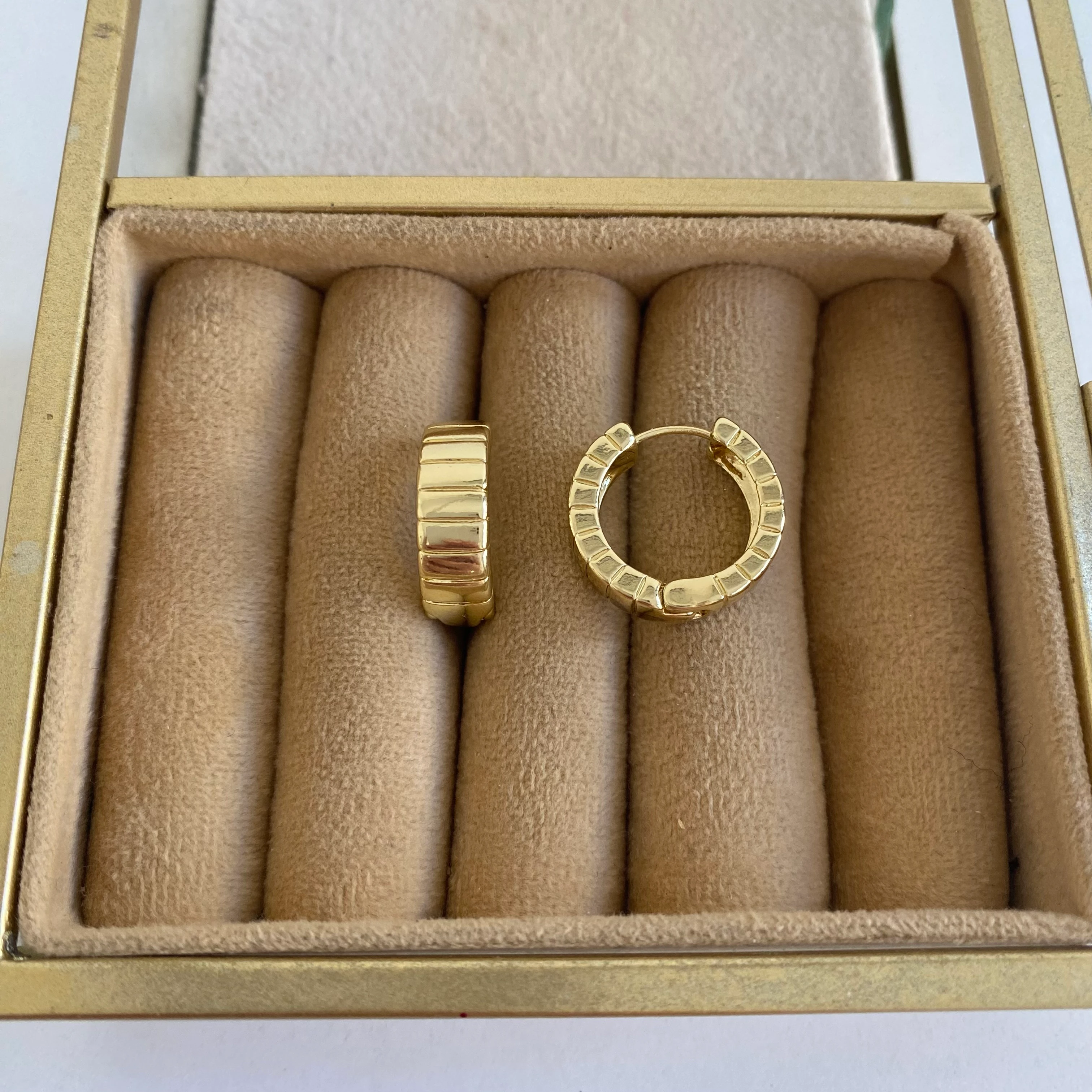 14k Gold Çizgi Desen Plaka Halka Küpe