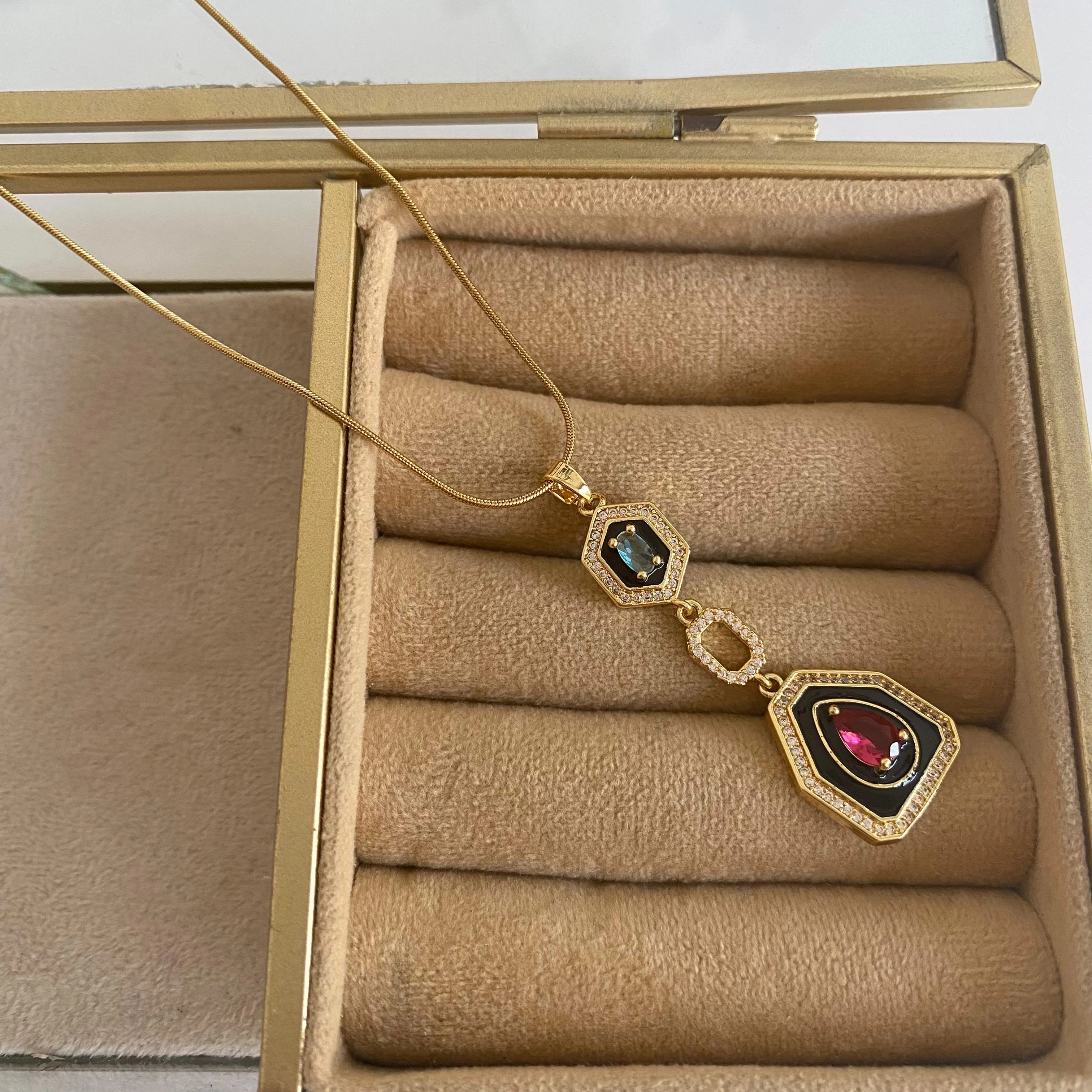 14k Altın Kaplama Kırmızı Taş Siyah Mineli Kolye