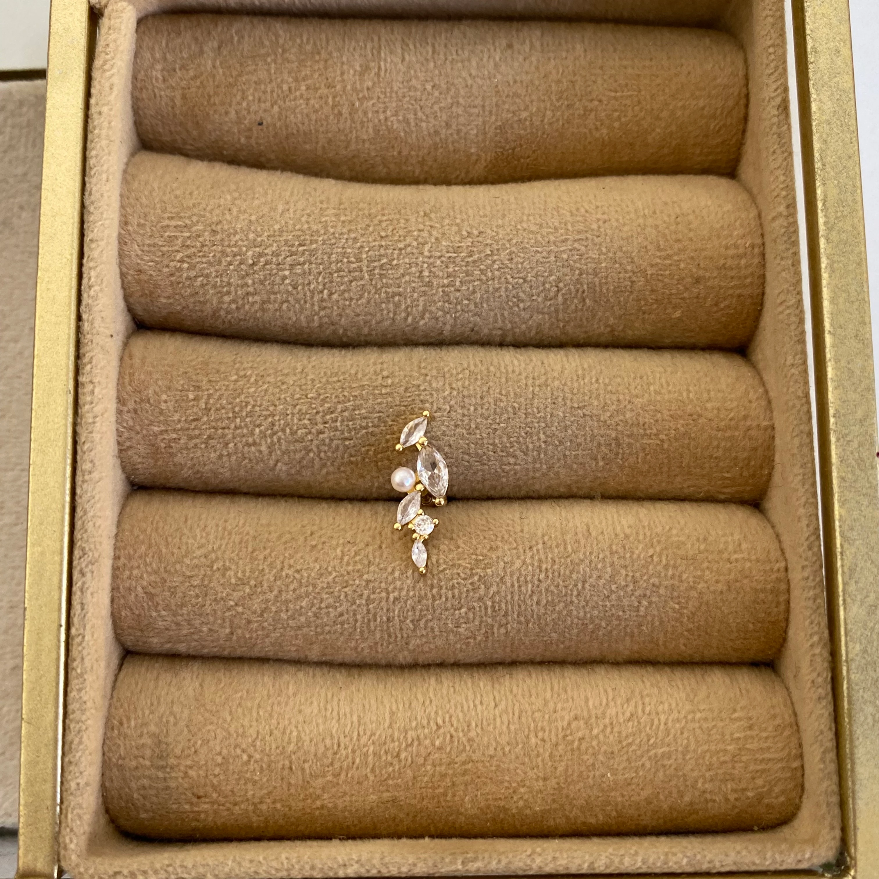 Gold İnci Detay Taşlı Piercing