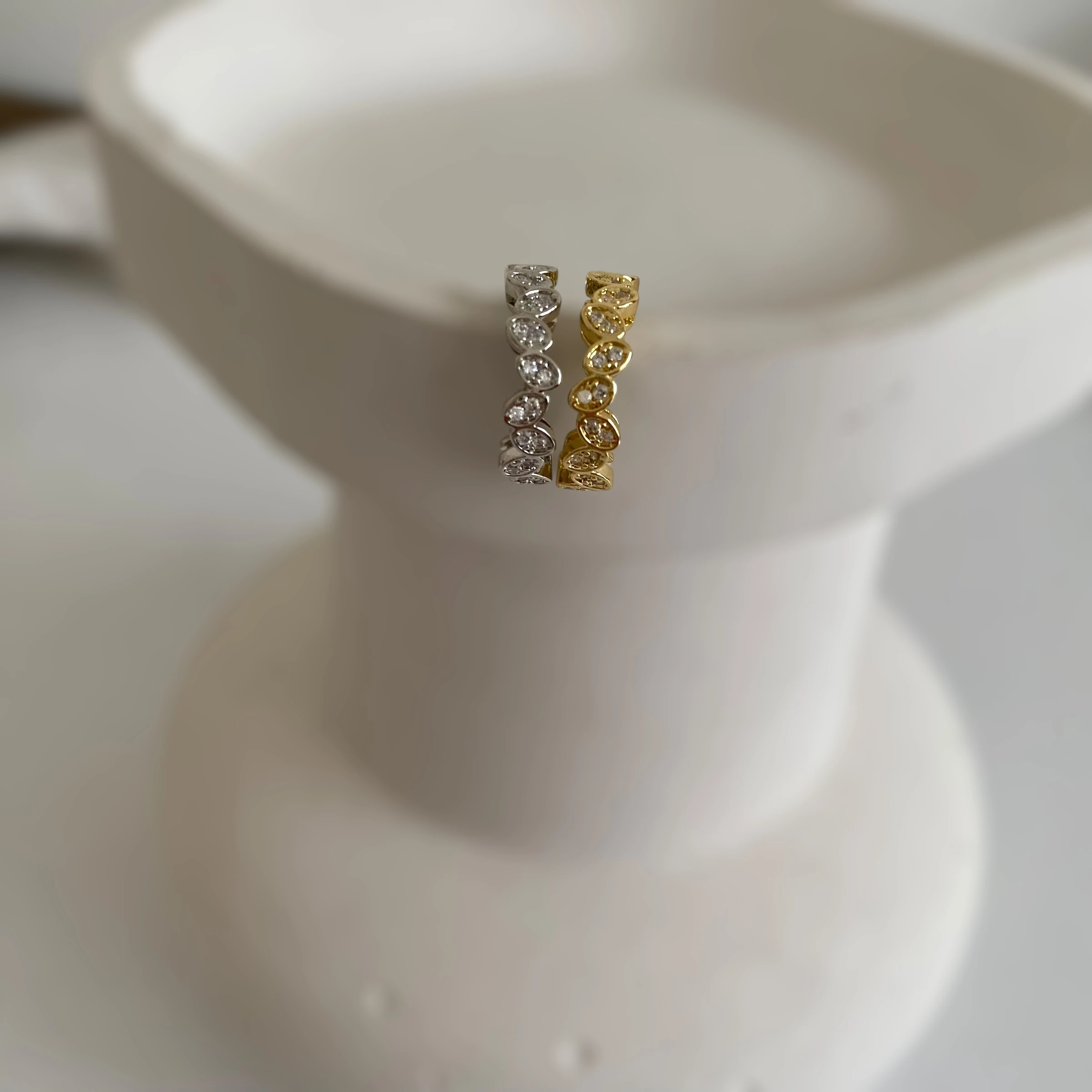 14k Damla Desen Taşlı Kıkırdak Küpe