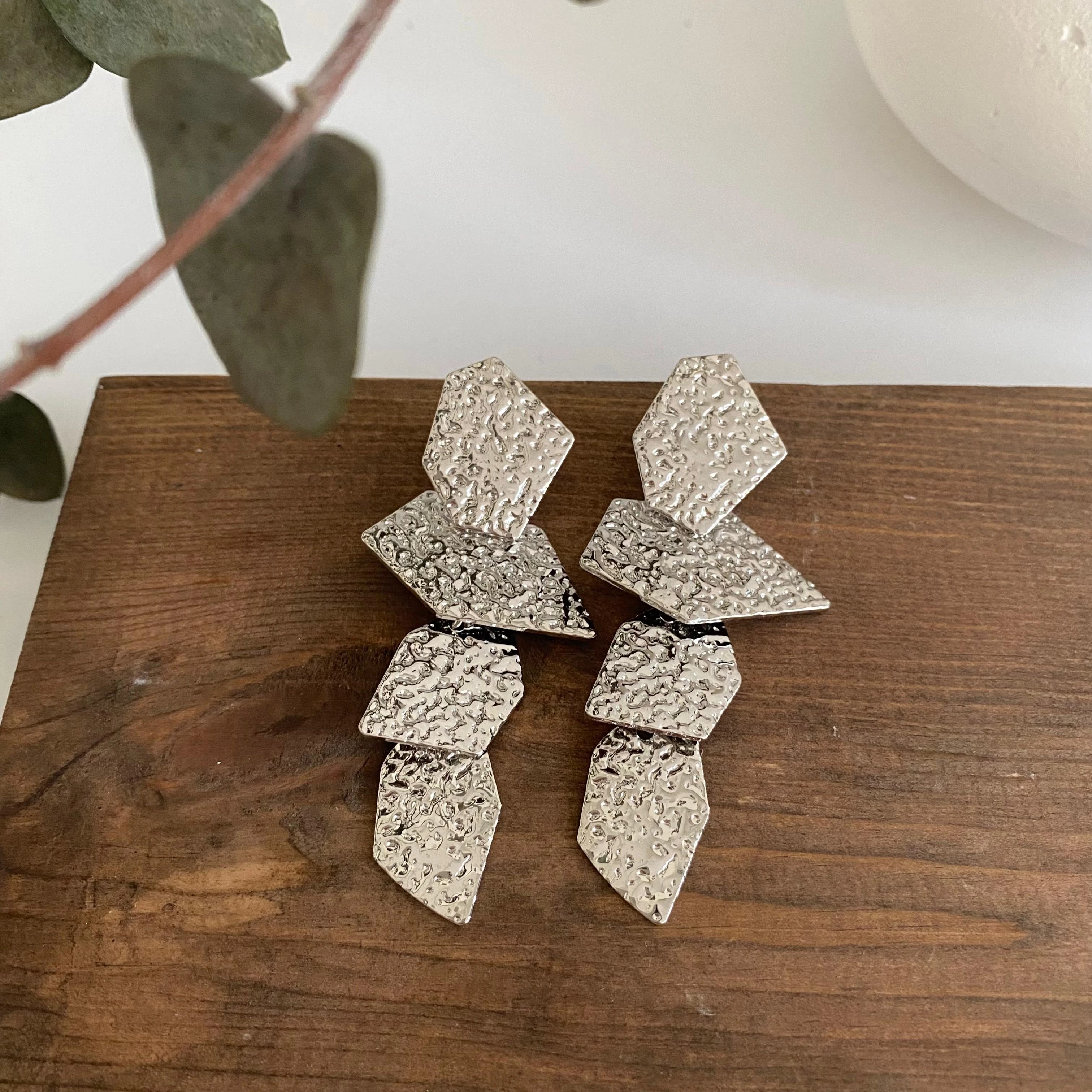 14K Geometrik Dövme Desenli Küpe