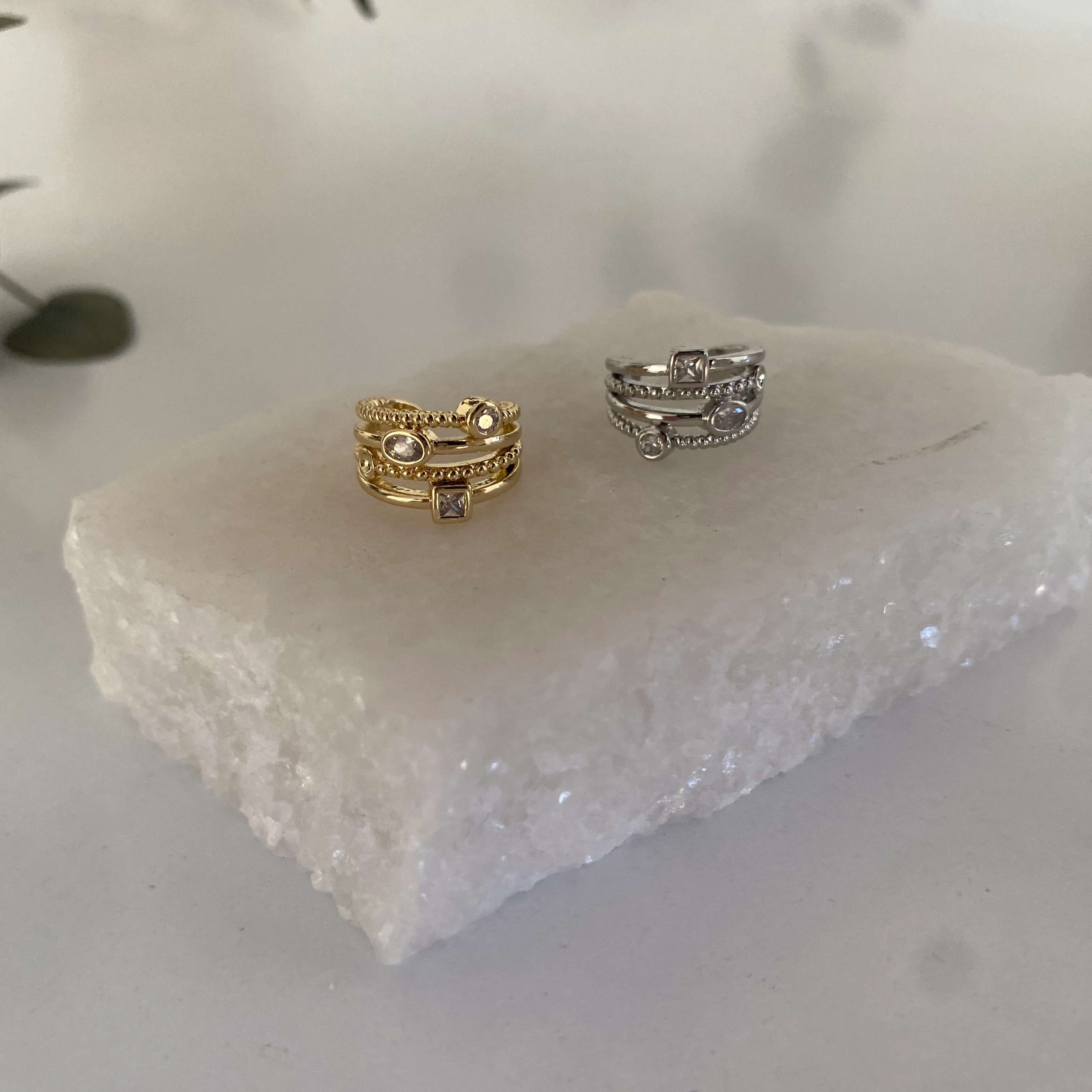 14k Geometrik Taşlı Kıkırdak Küpe