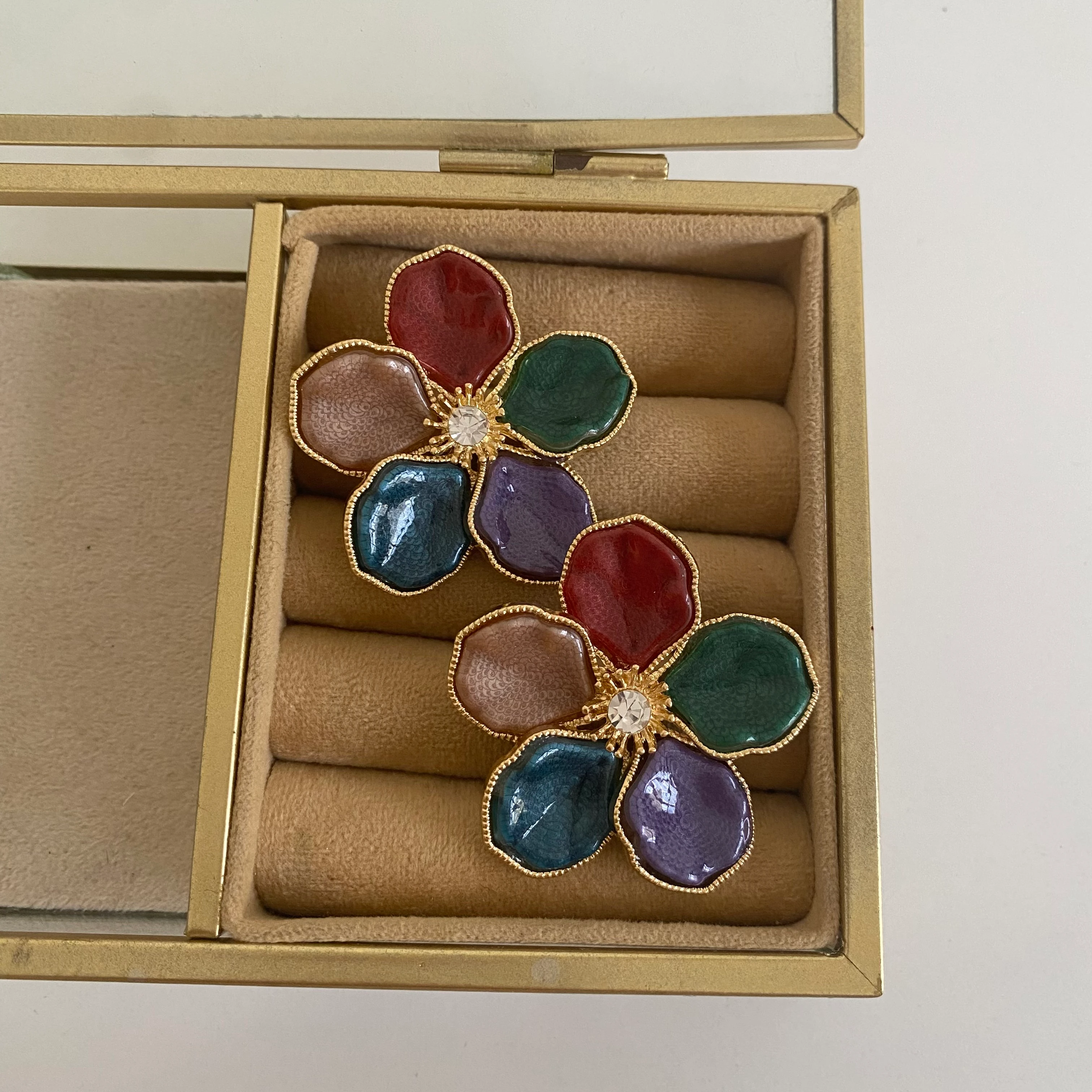 Gold Renkli Taşlı Çiçek Küpe