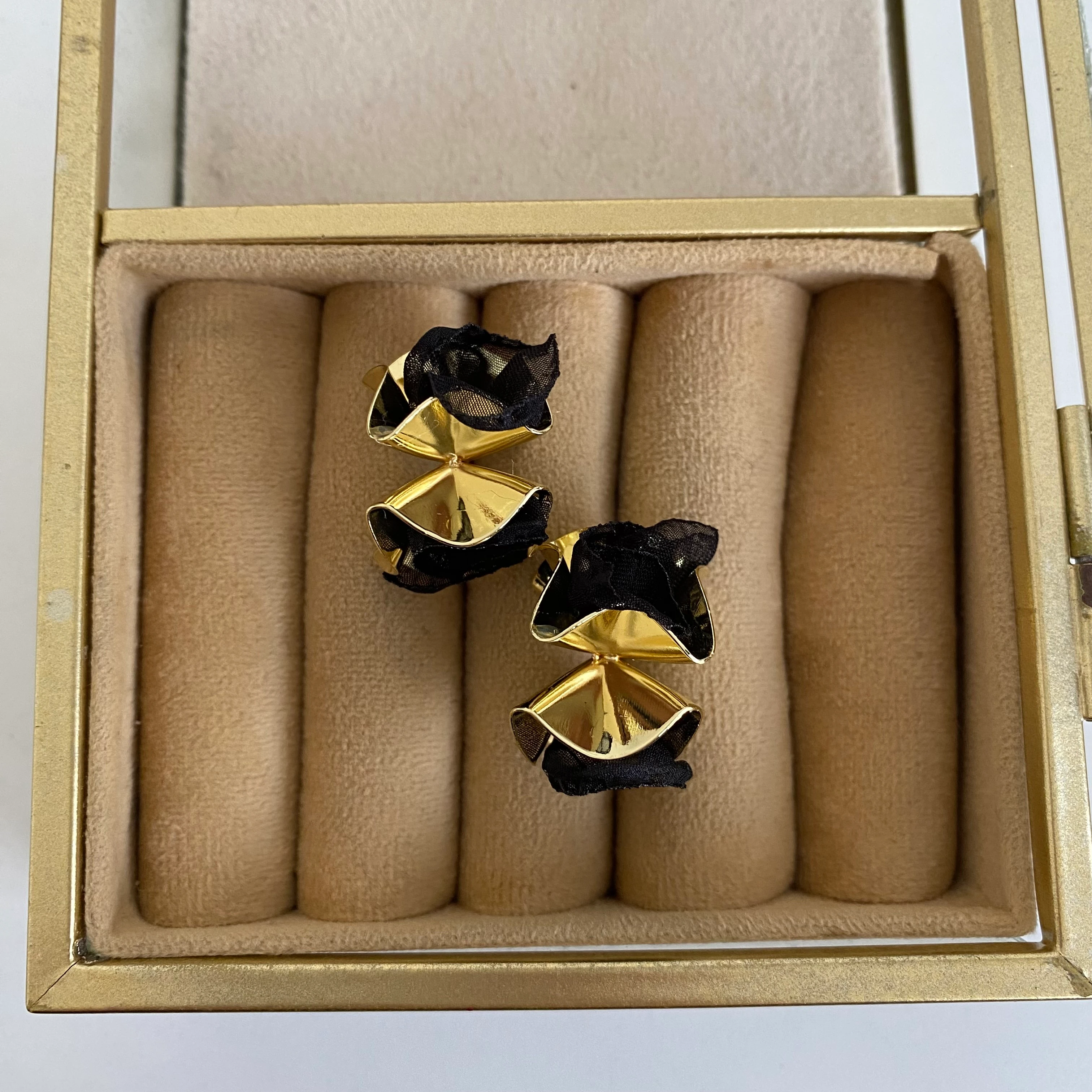 Gold Siyah Detay Tasarım Küpe