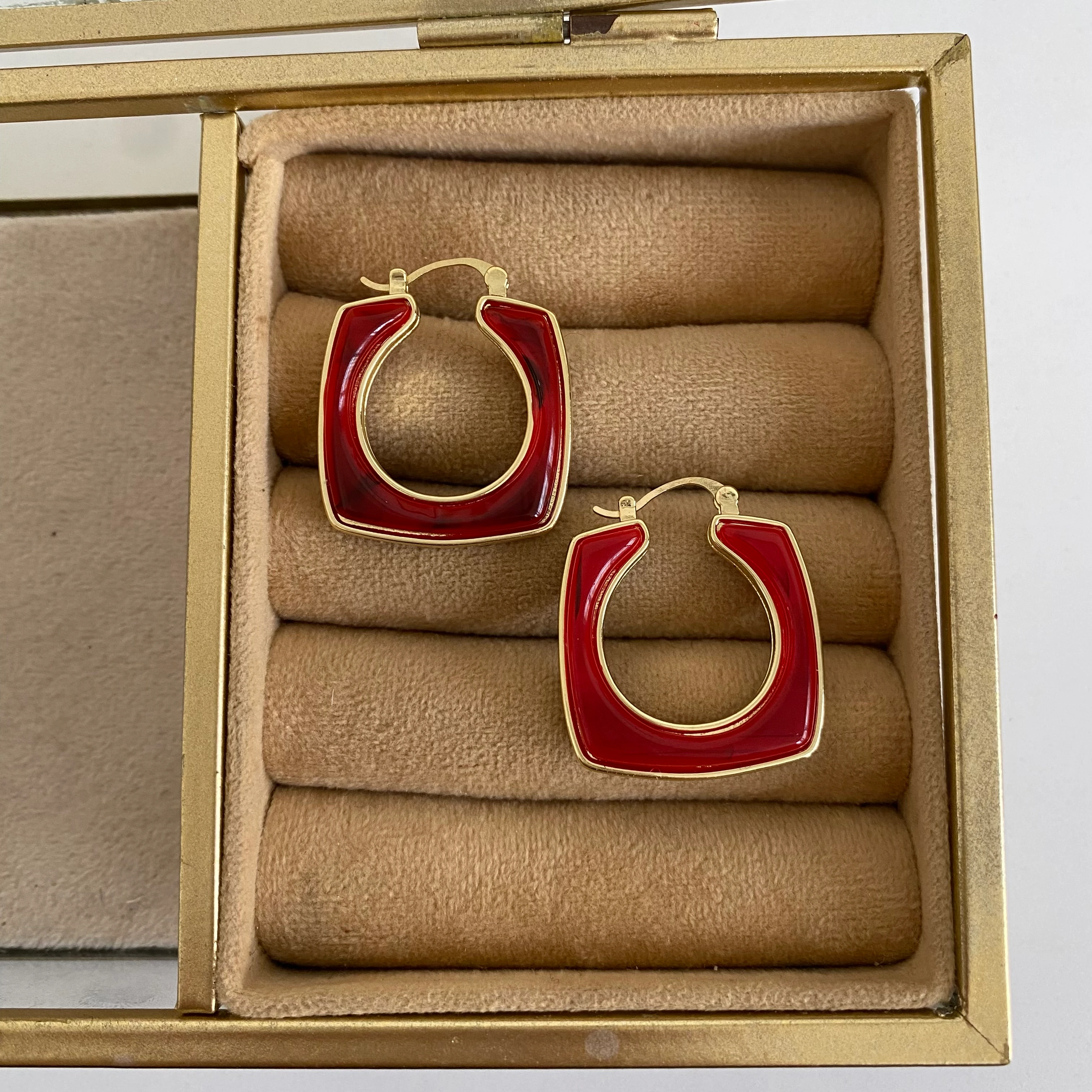 Gold Detay Kırmızı Kare Küpe