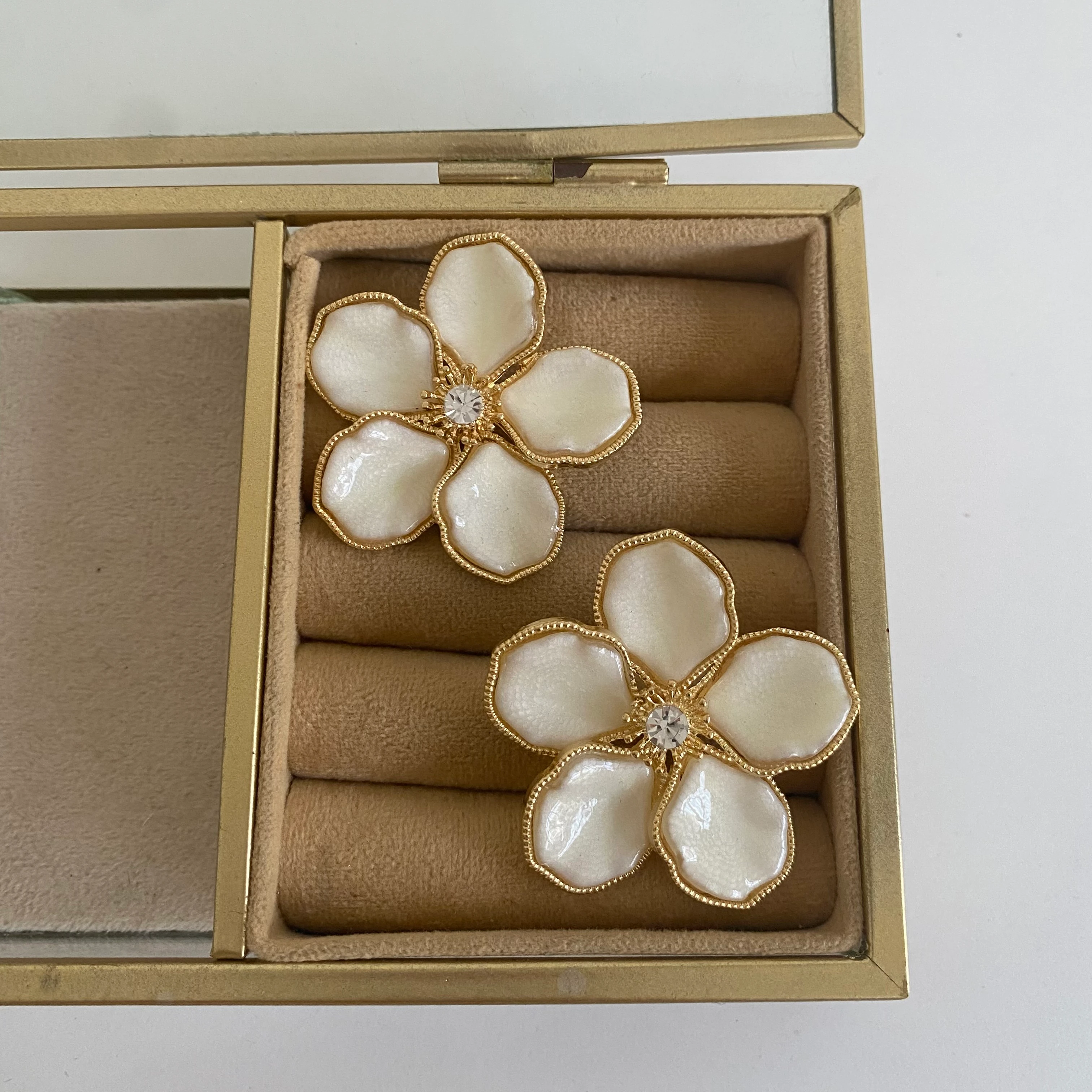 Gold Krem Taşlı Çiçek Küpe